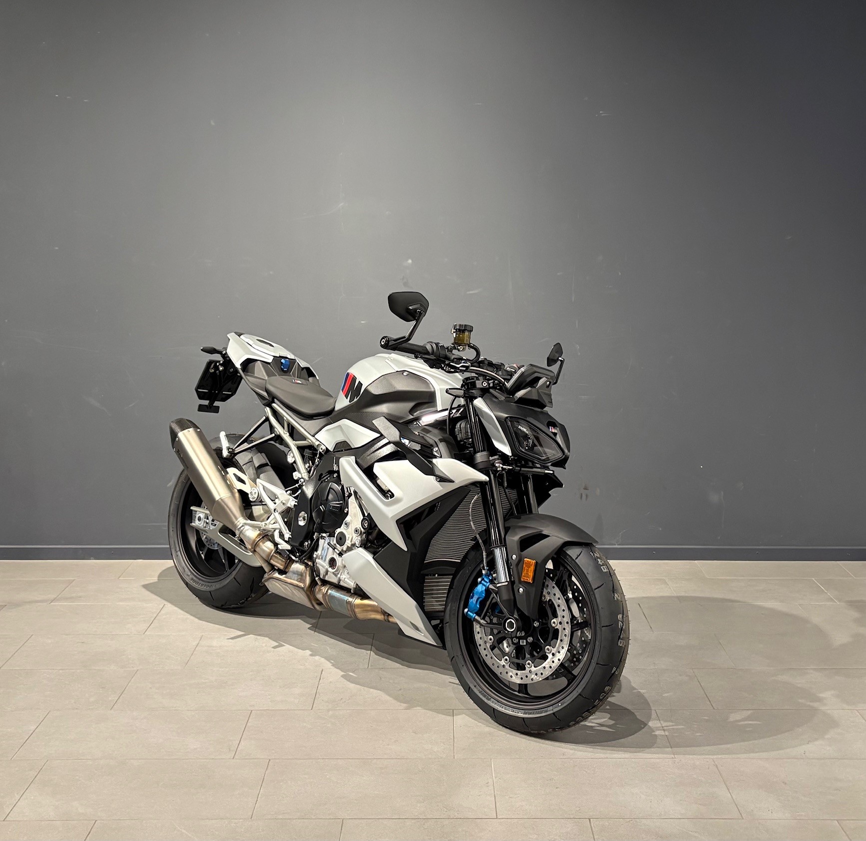 BMW M 1000 R-showroom-element-1