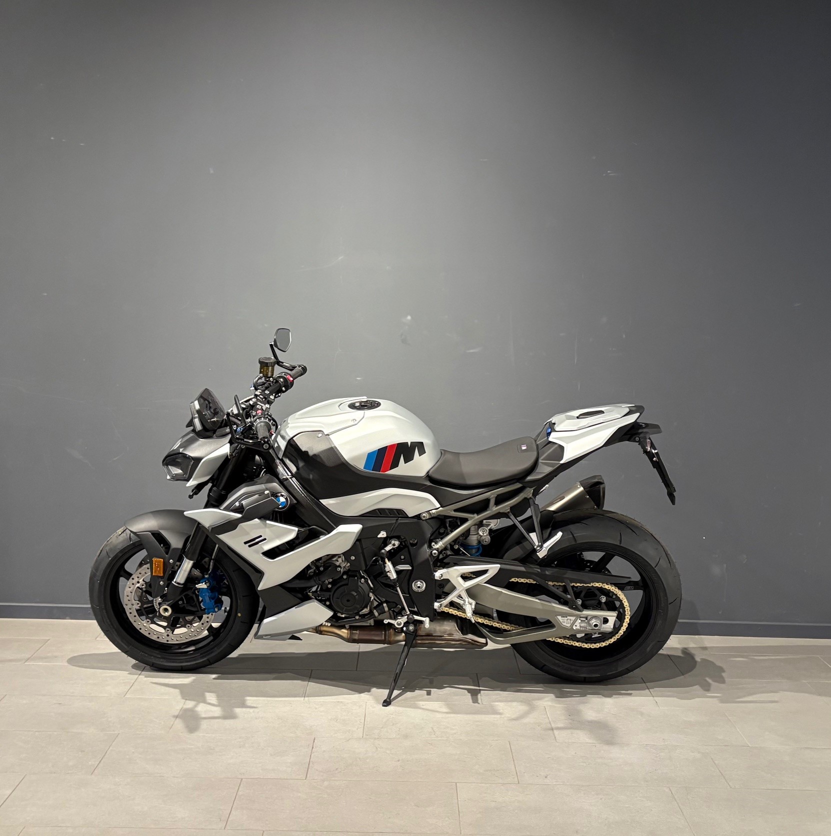 BMW M 1000 R-showroom-element-3