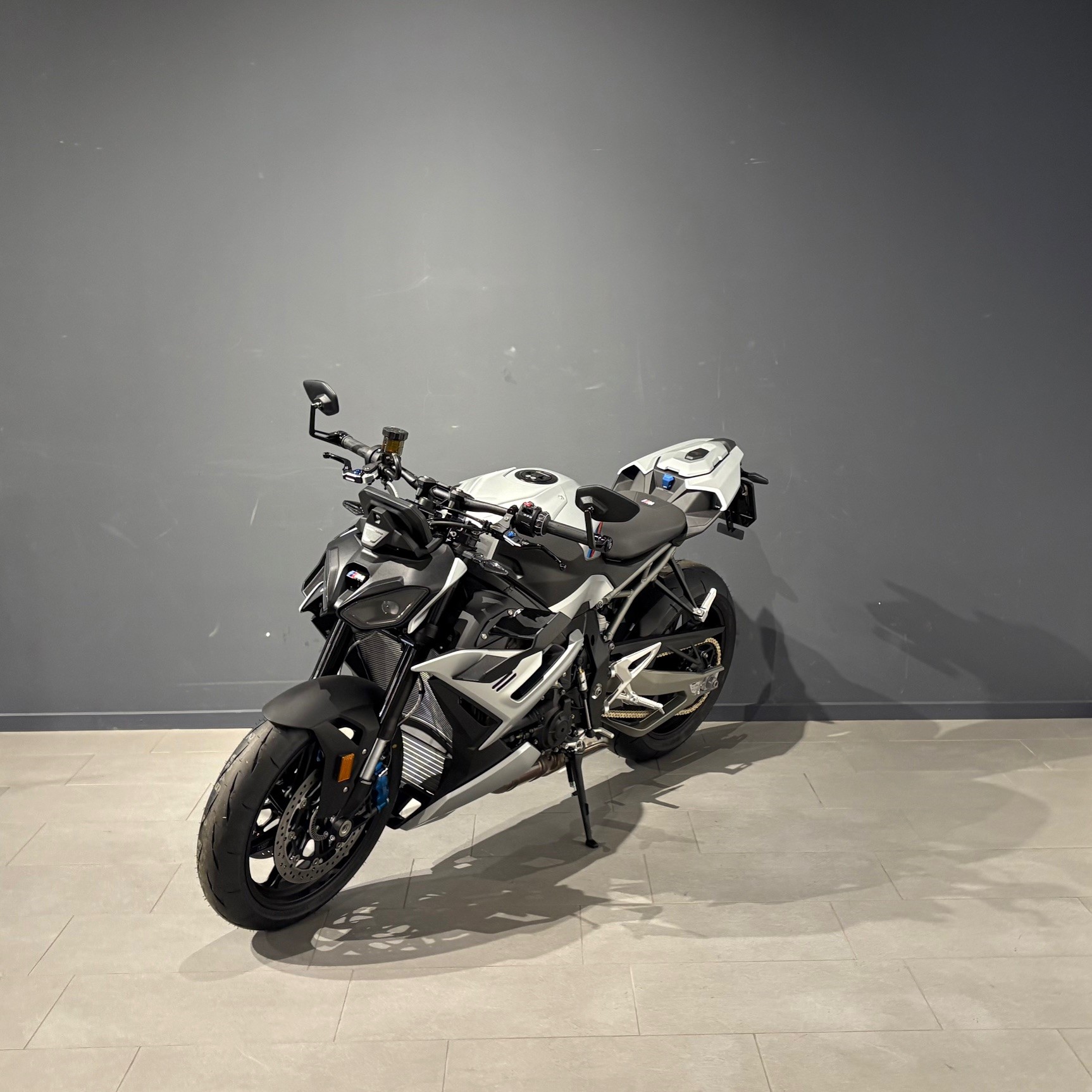 BMW M 1000 R-showroom-element-2