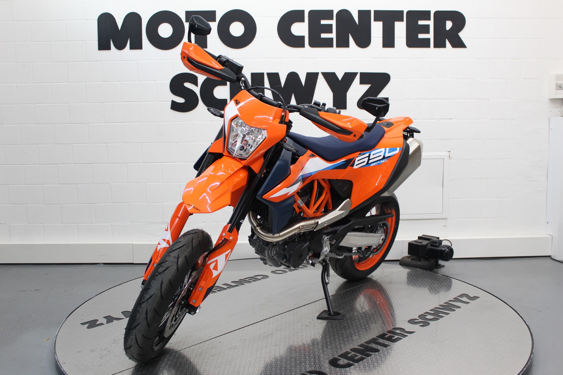 KTM 690 SMC R-showroom-element-3