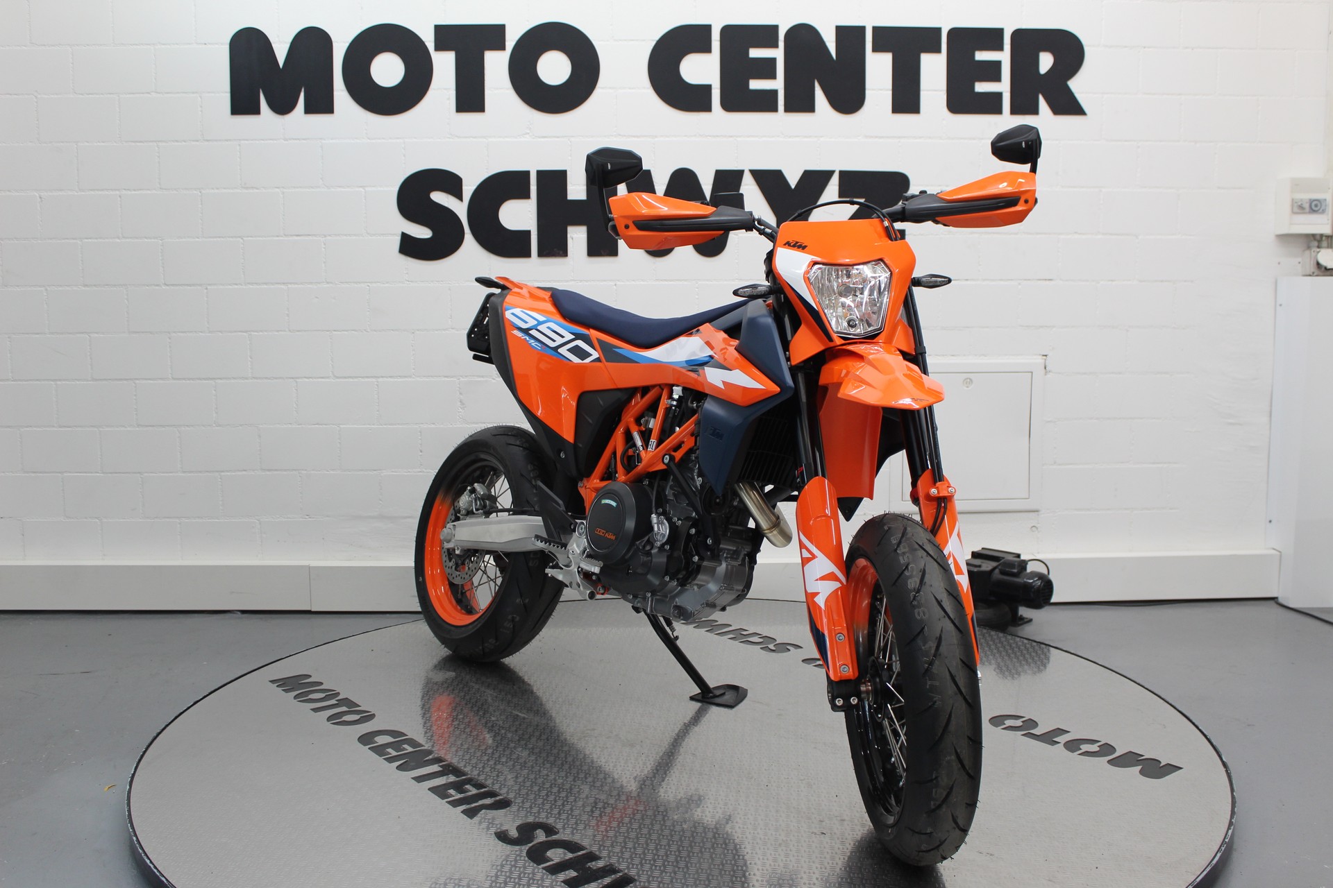 KTM 690 SMC R-showroom-element-1