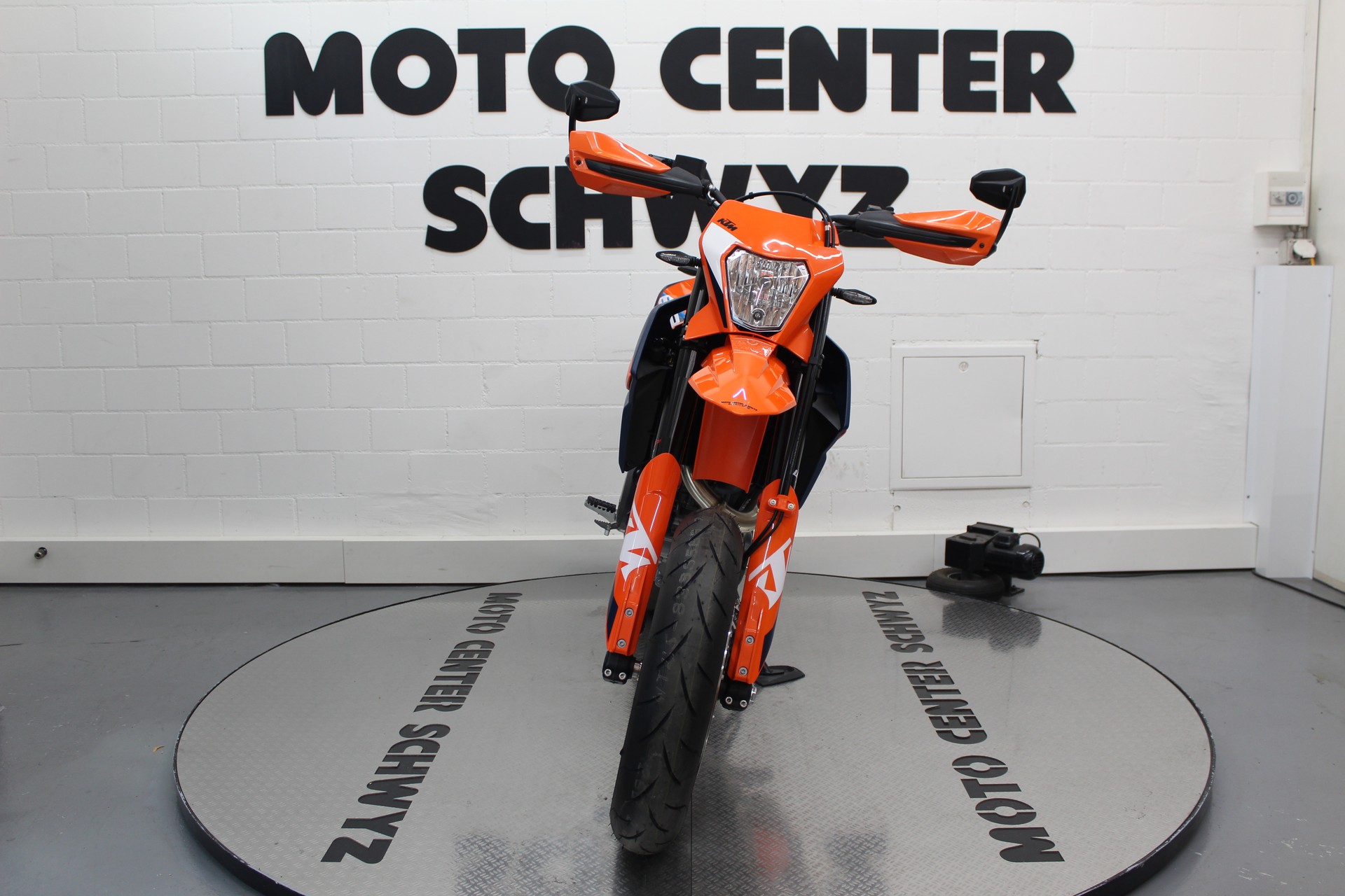 KTM 690 SMC R-showroom-element-2