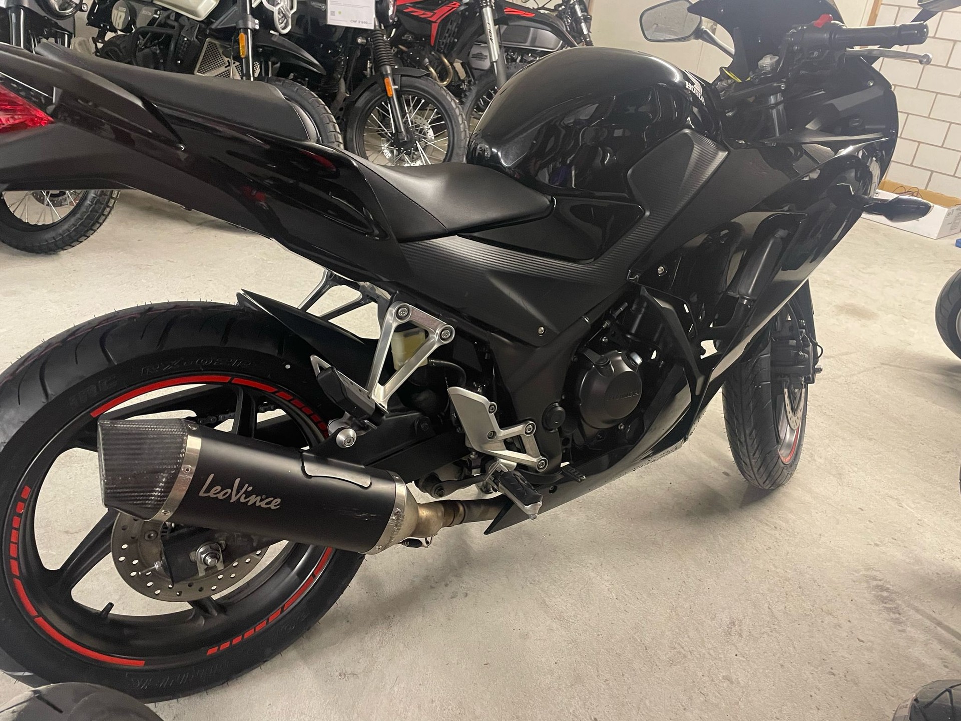 HONDA CBR 300 R-showroom-element-3