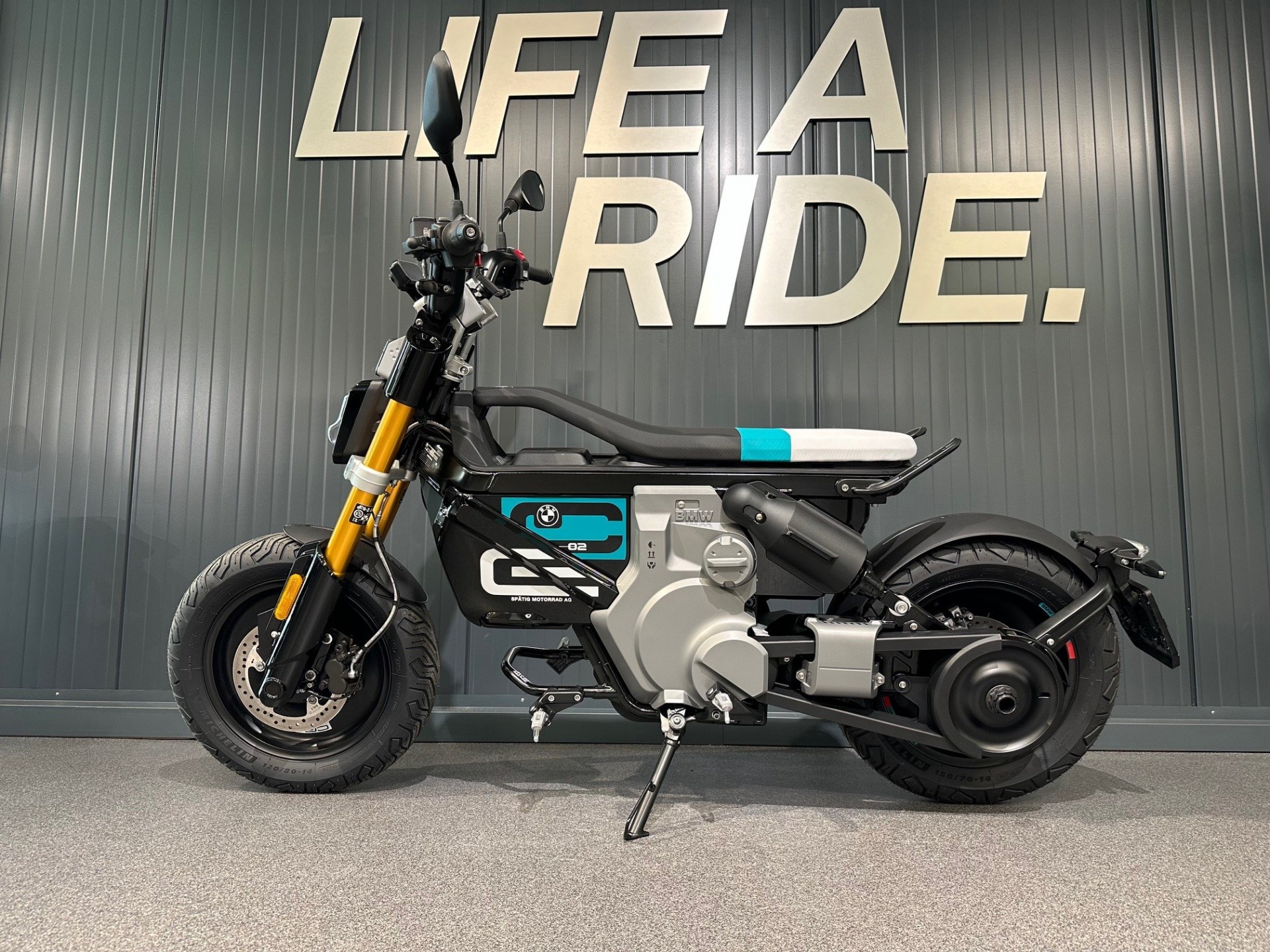 BMW CE 02 Highline-showroom-element-1