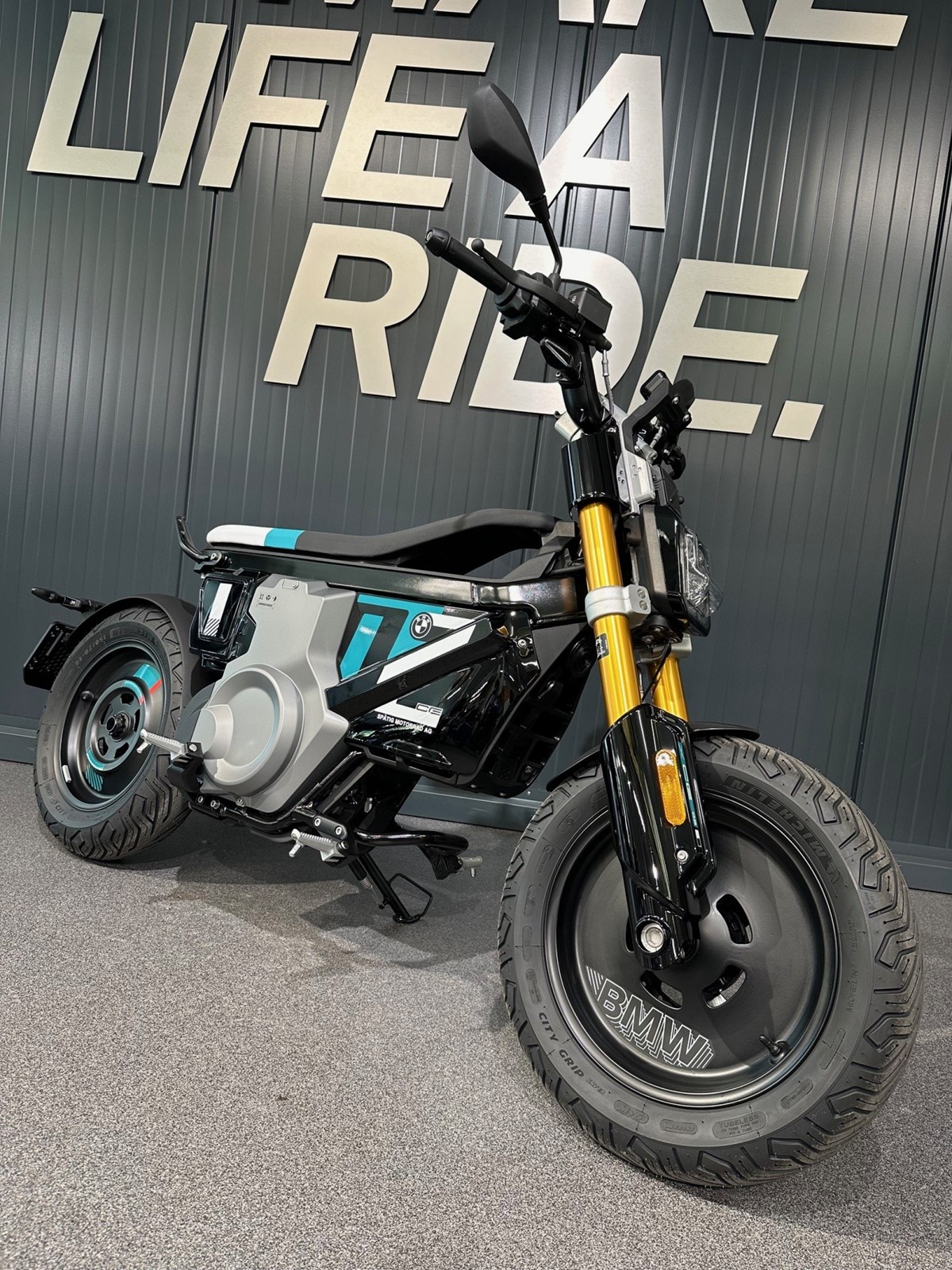 BMW CE 02 Highline-showroom-element-2