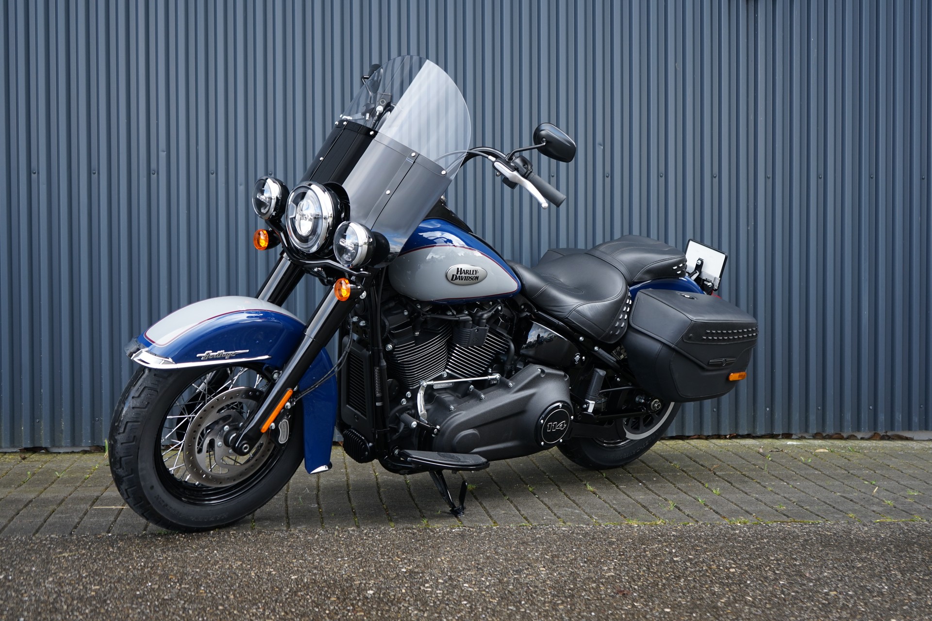 HARLEY-DAVIDSON FLHCS Heritage Classic 114 Black Finish-showroom-element-1