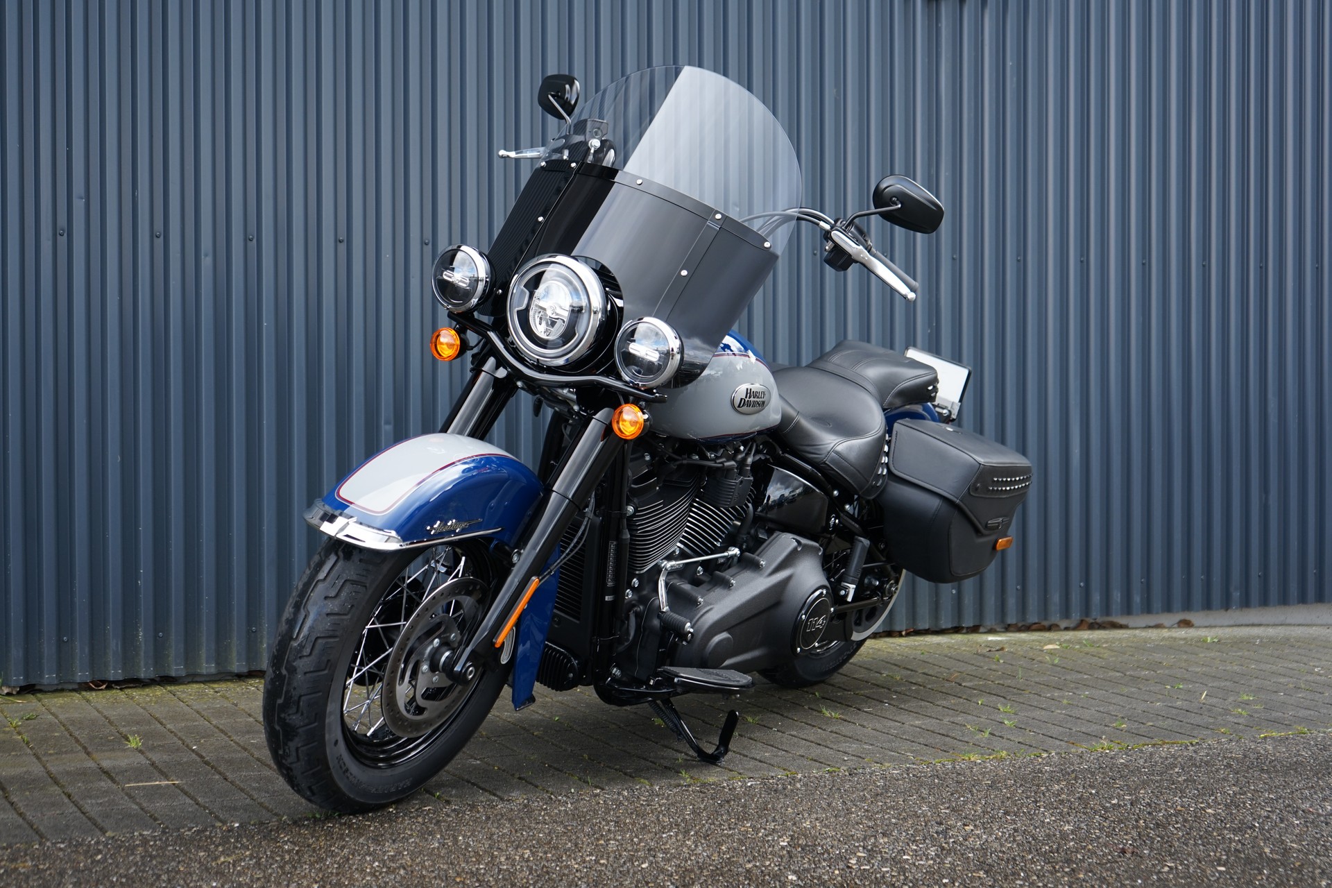 HARLEY-DAVIDSON FLHCS Heritage Classic 114 Black Finish-showroom-element-2