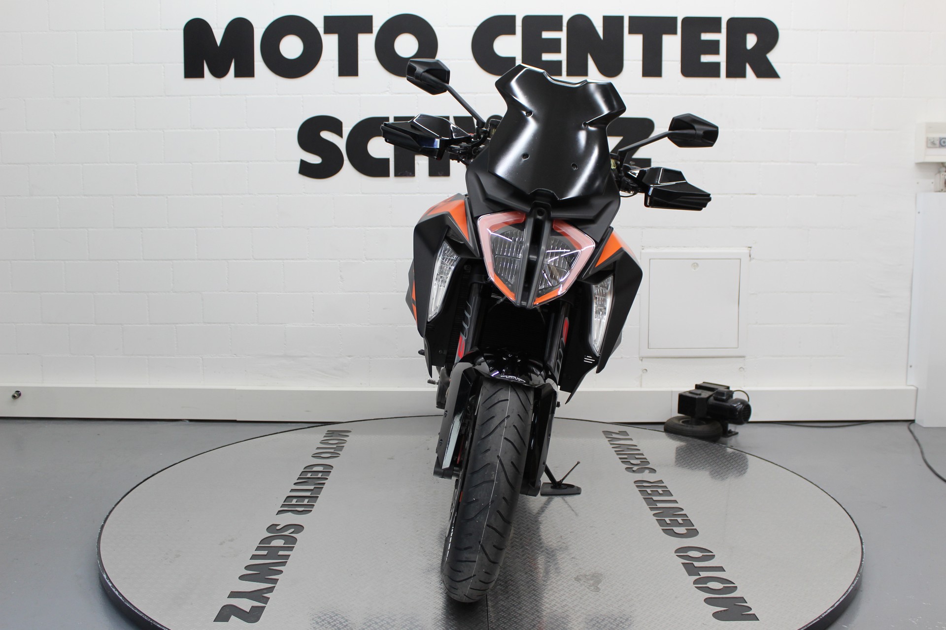 KTM 1290 Super Duke GT-showroom-element-2