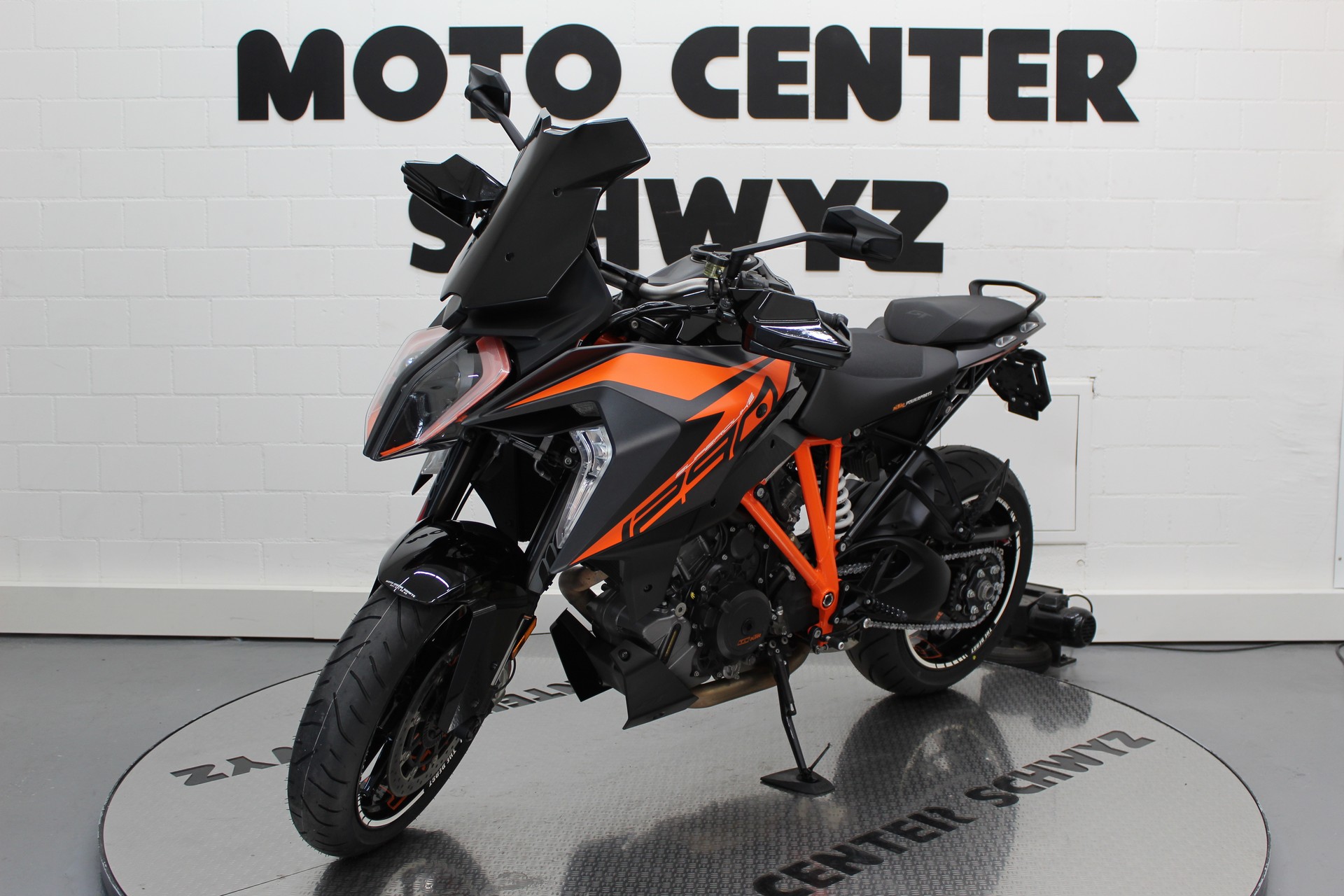 KTM 1290 Super Duke GT-showroom-element-3