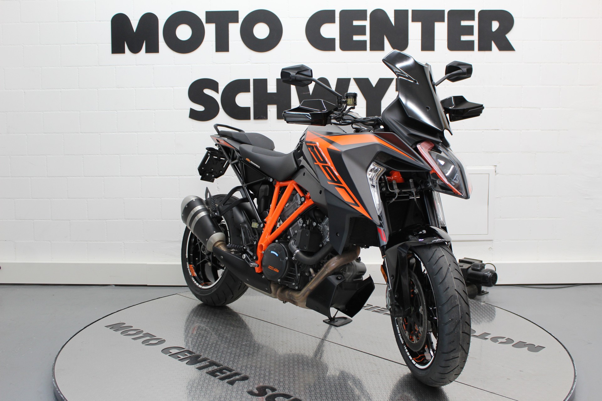 KTM 1290 Super Duke GT-showroom-element-1