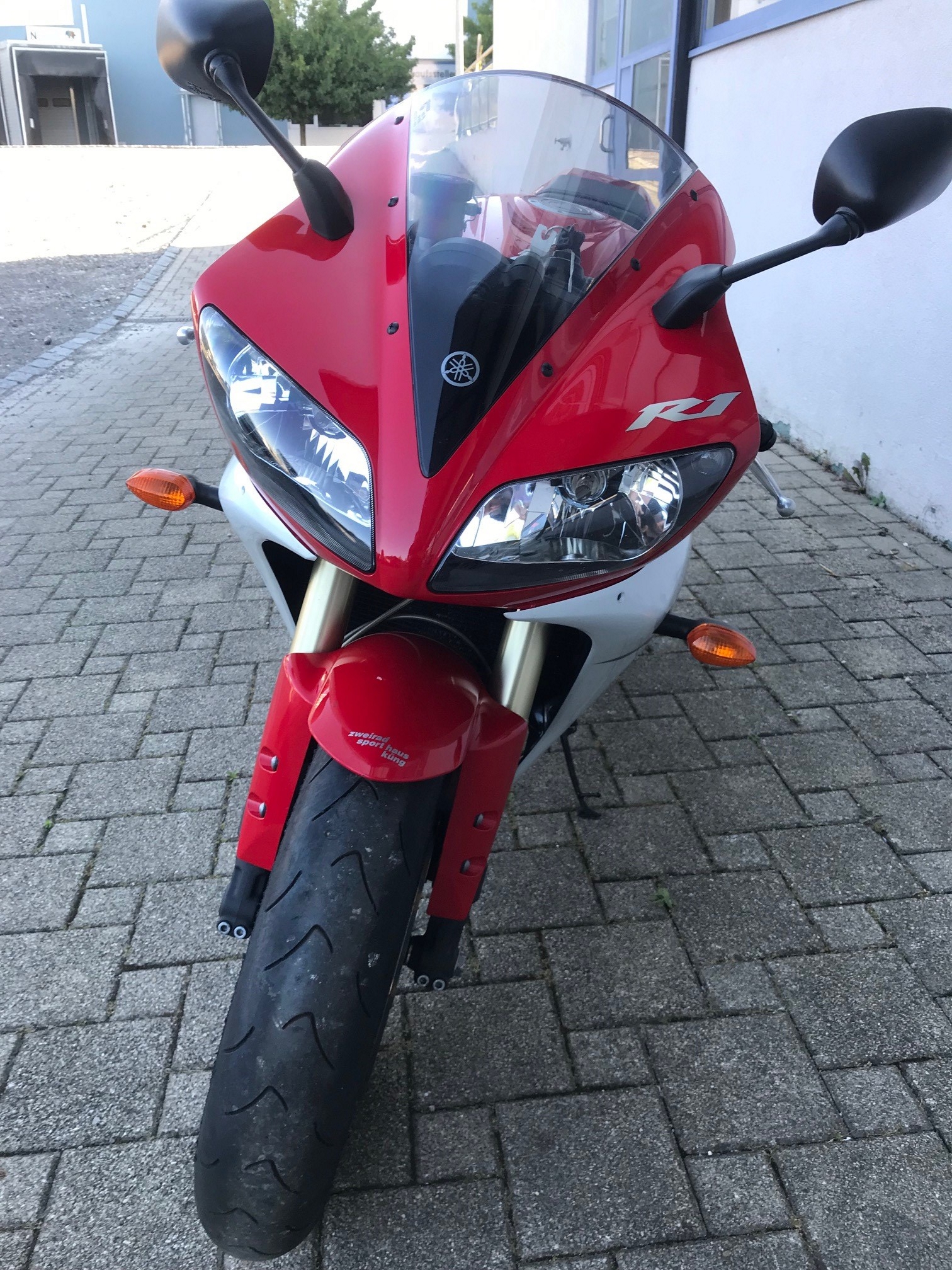 YAMAHA YZF-R1-showroom-element-1