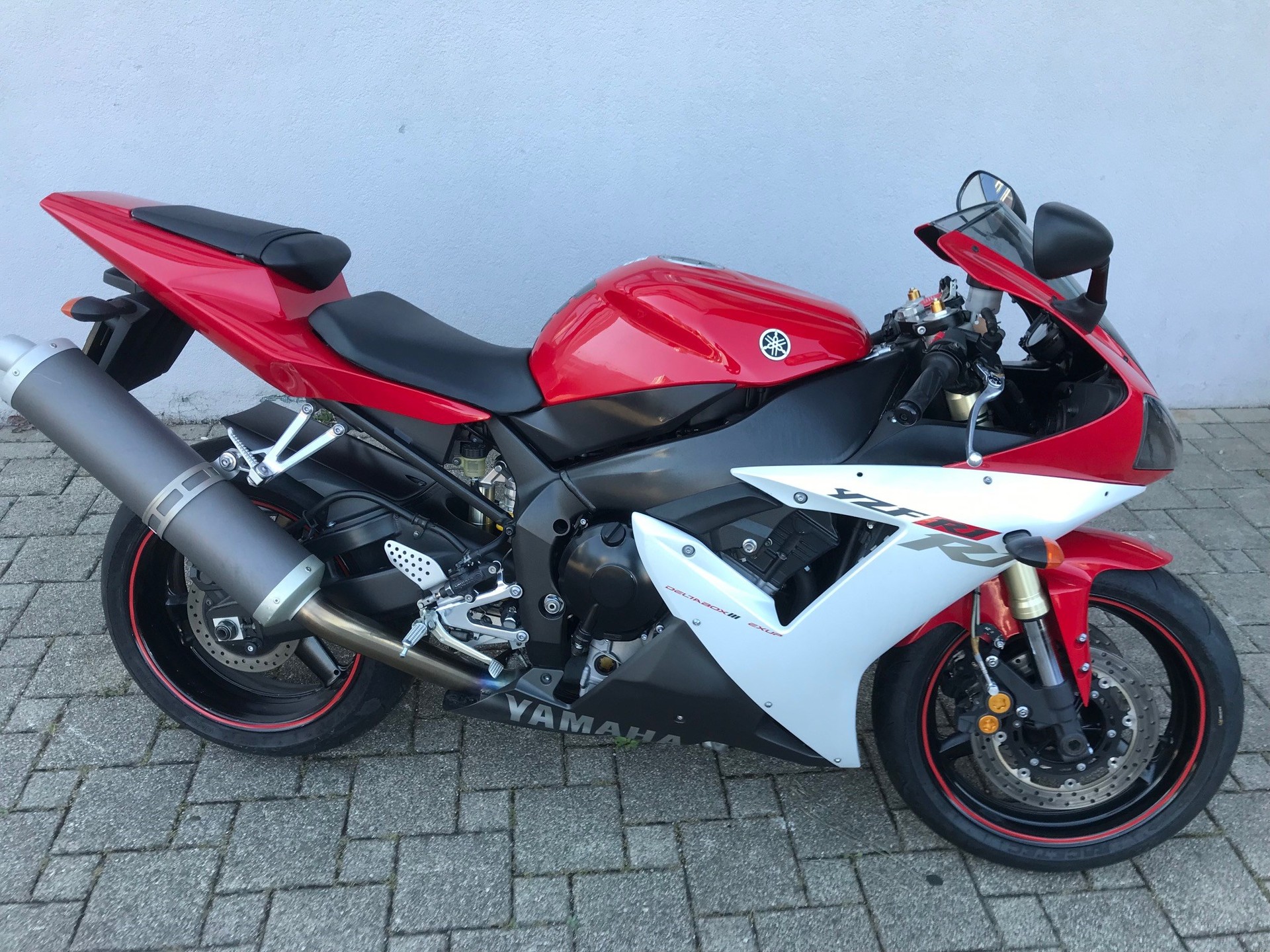 YAMAHA YZF-R1-showroom-element-2