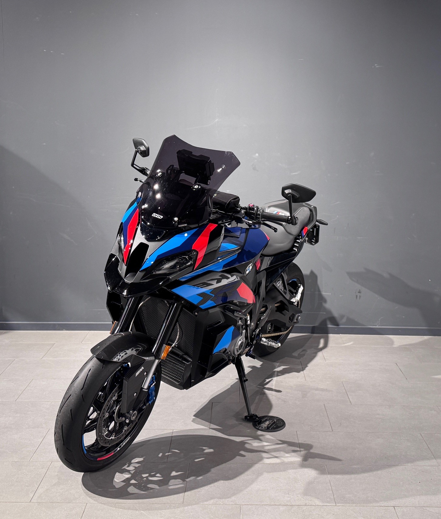 BMW M 1000 XR-showroom-element-2