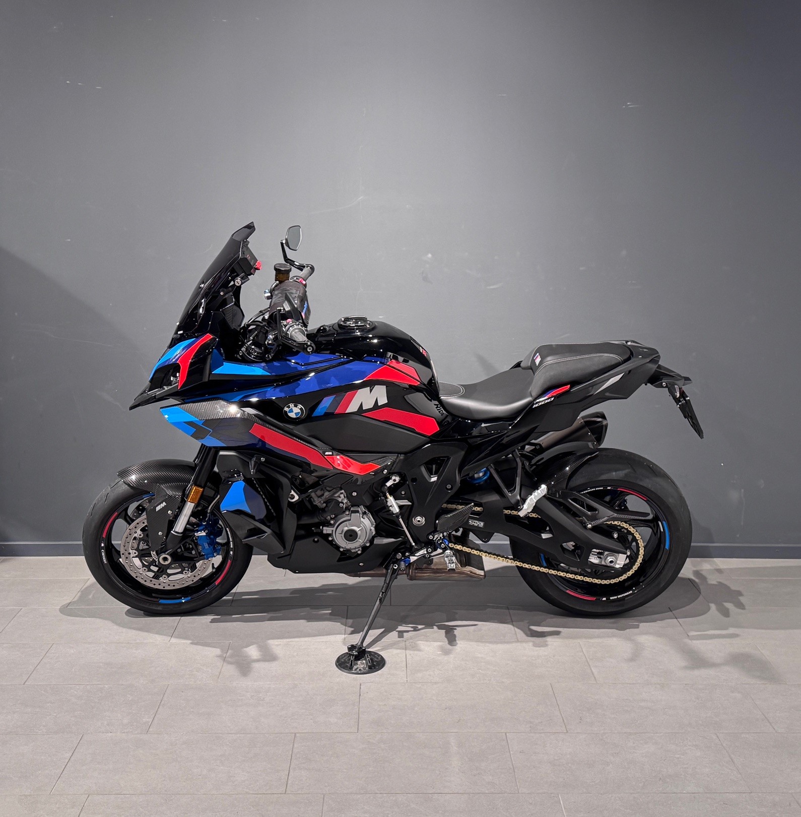 BMW M 1000 XR-showroom-element-3