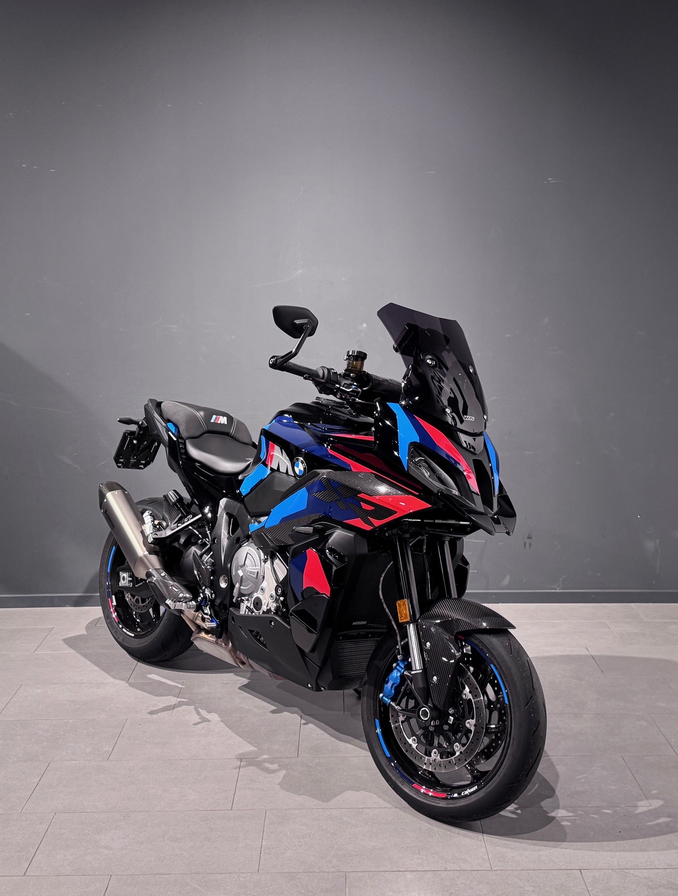 BMW M 1000 XR-showroom-element-1