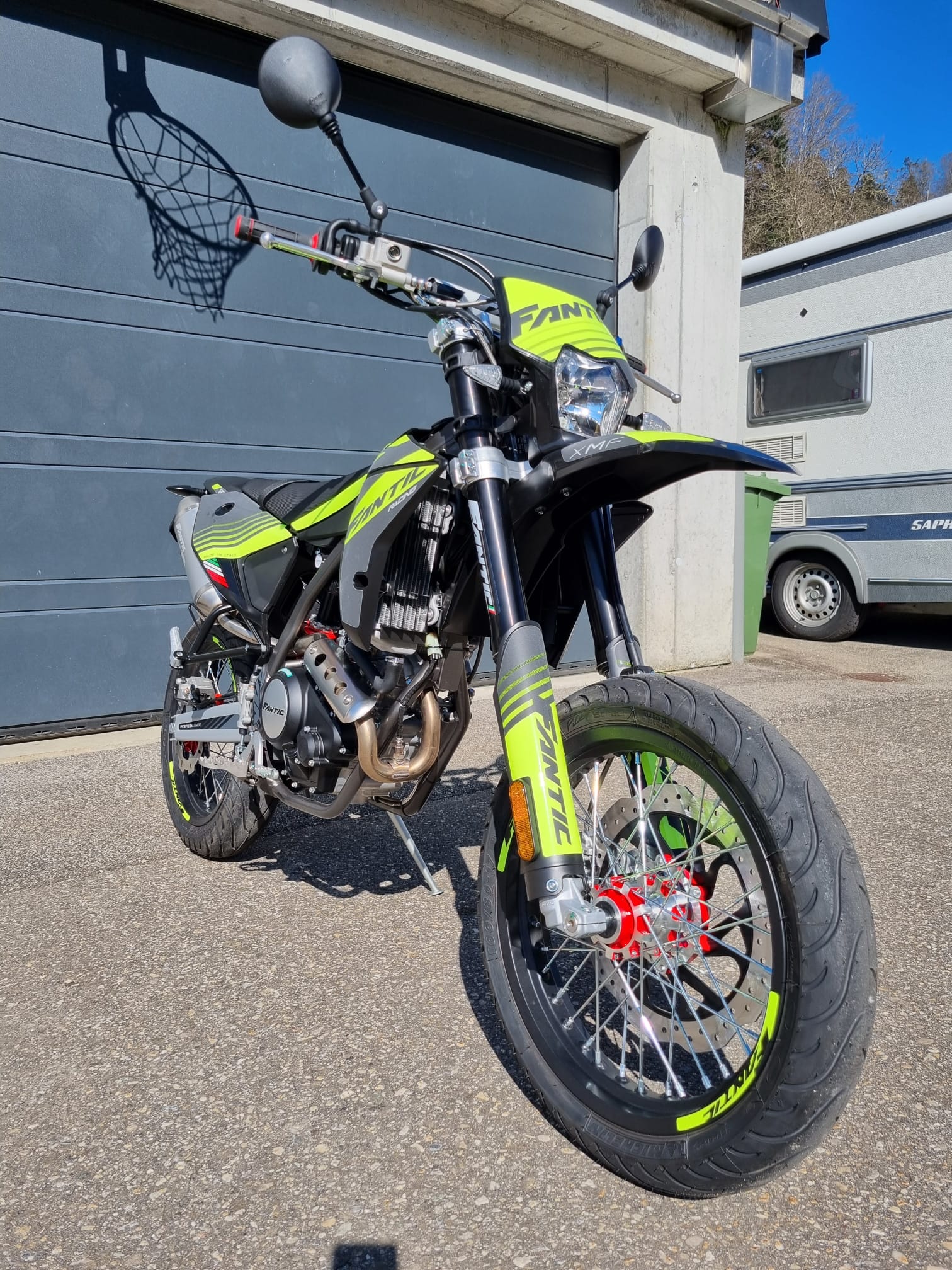 FANTIC XMF 125 Motard-showroom-element-3
