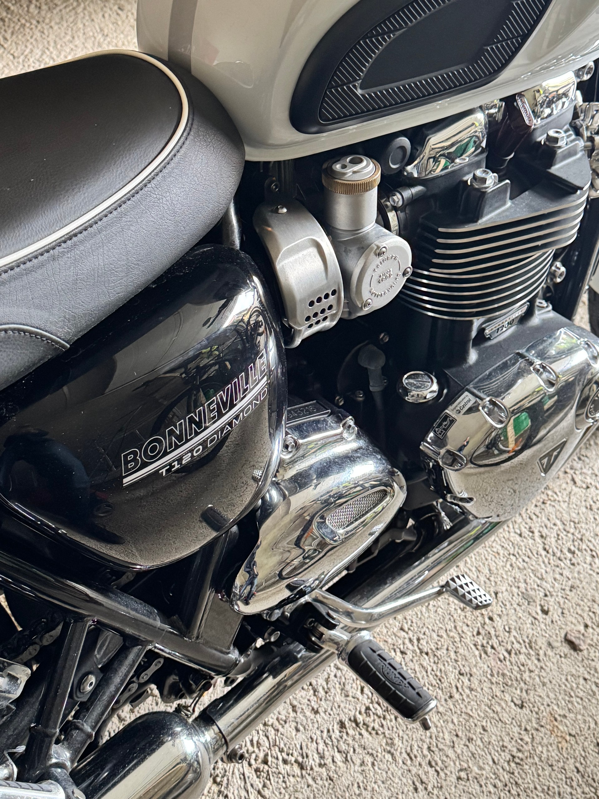 TRIUMPH Bonneville T120 ABS-image-1