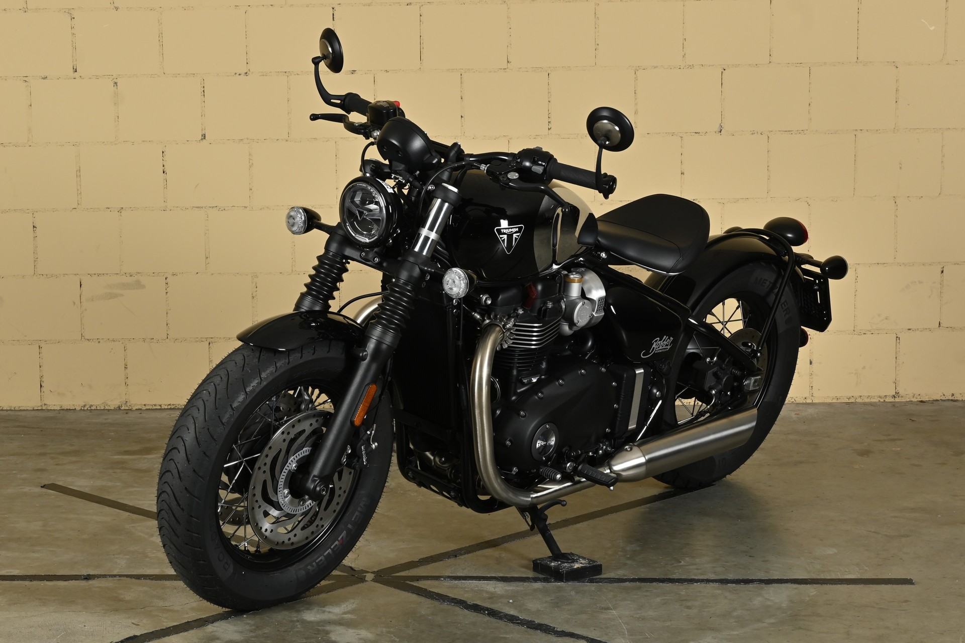 TRIUMPH Bonneville 1200 Bobber Special Edition-image-3