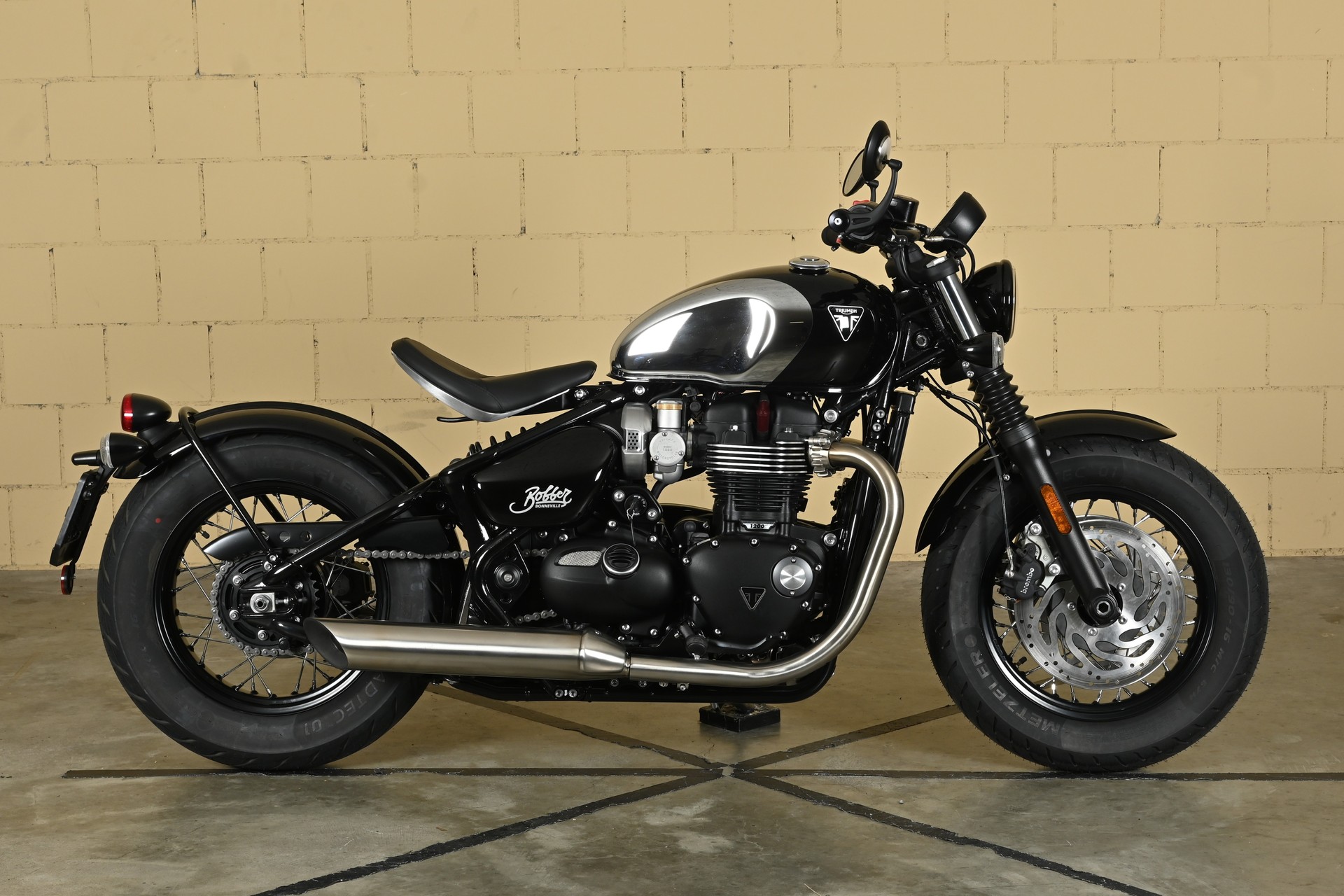 TRIUMPH Bonneville 1200 Bobber Special Edition-image-0