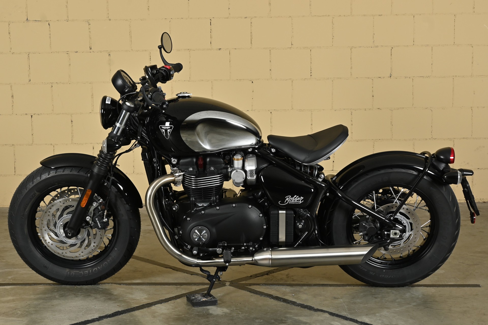 TRIUMPH Bonneville 1200 Bobber Special Edition-image-2