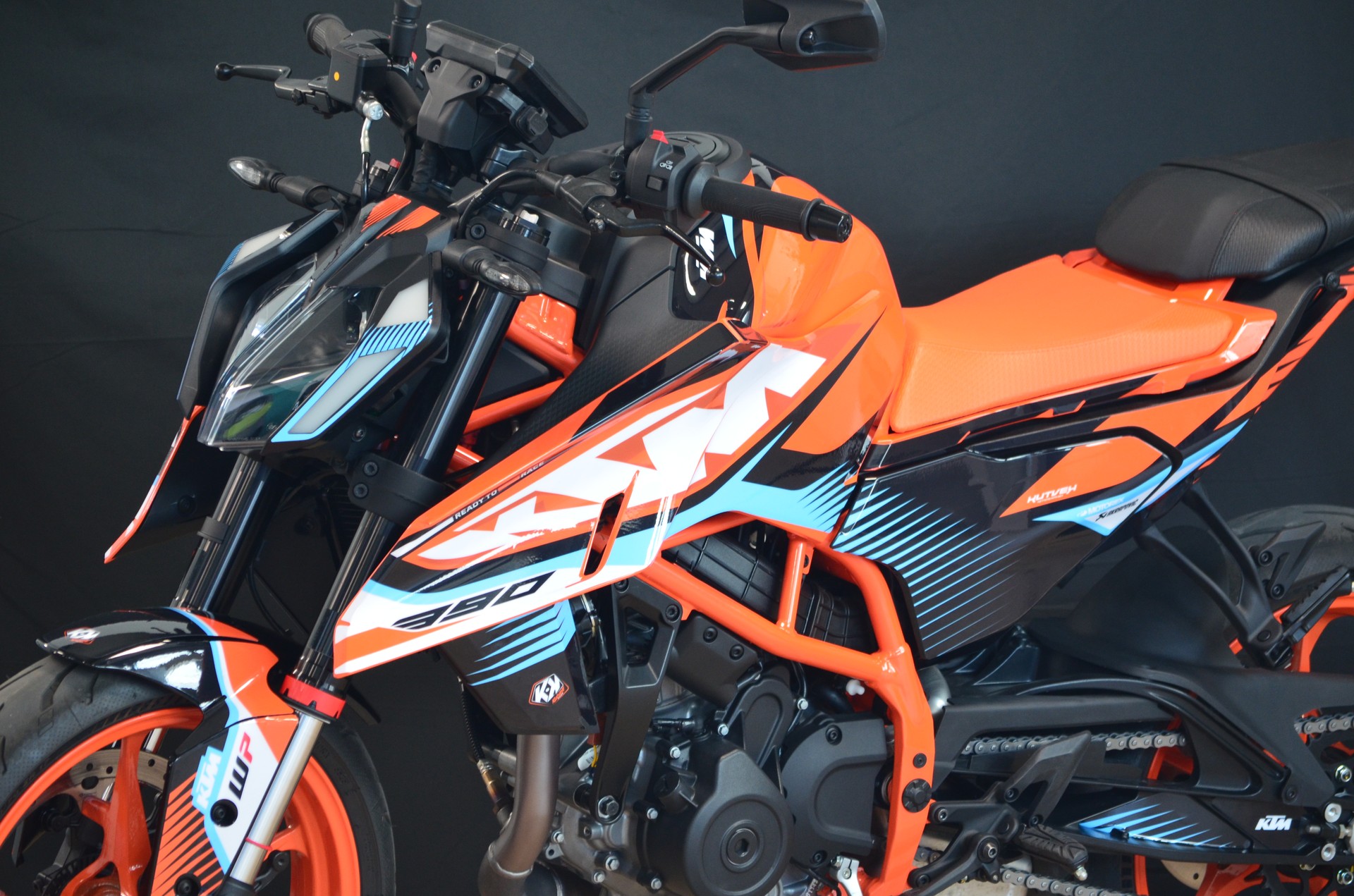KTM 390 Duke-showroom-element-1