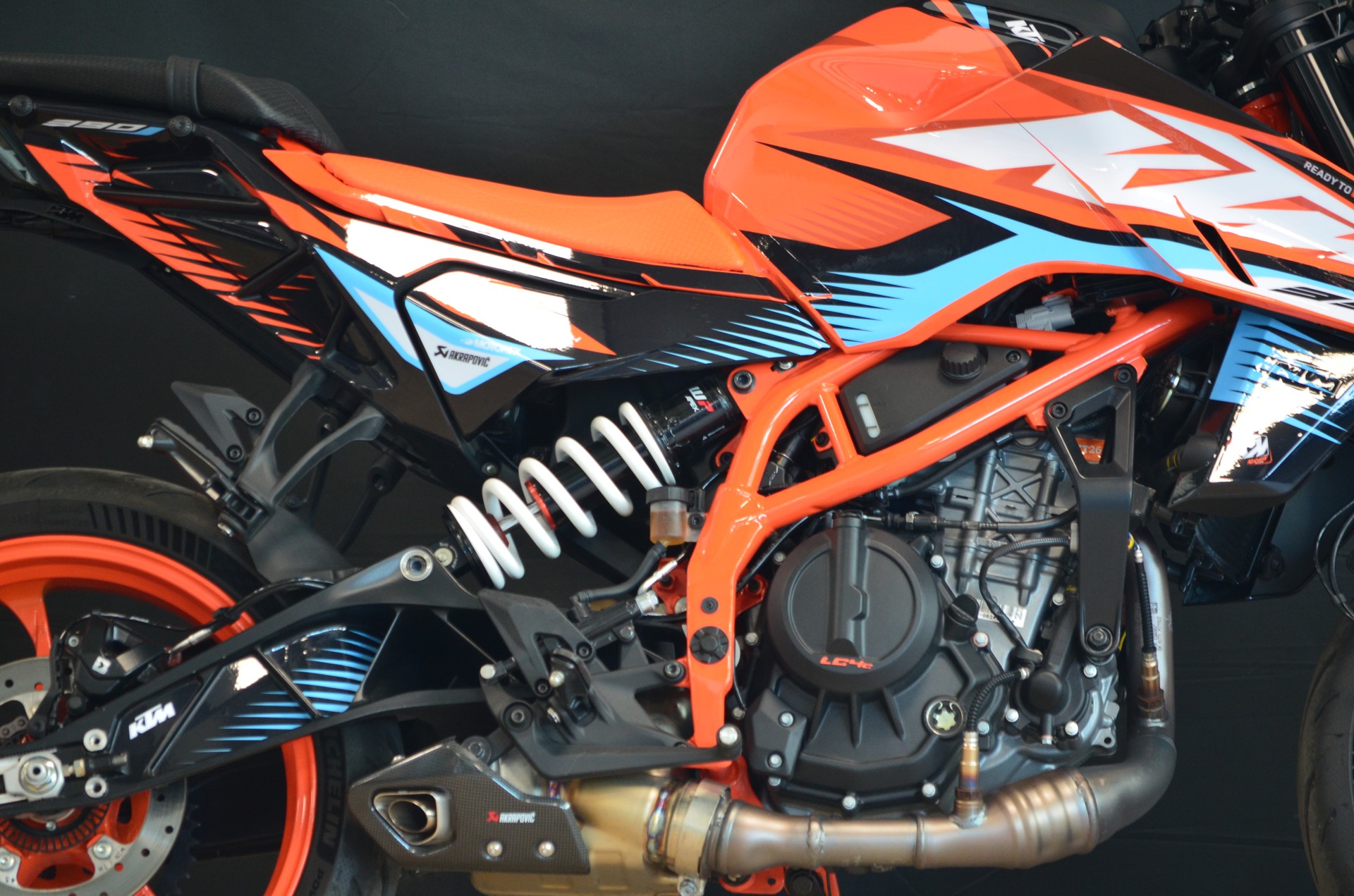 KTM 390 Duke-showroom-element-3
