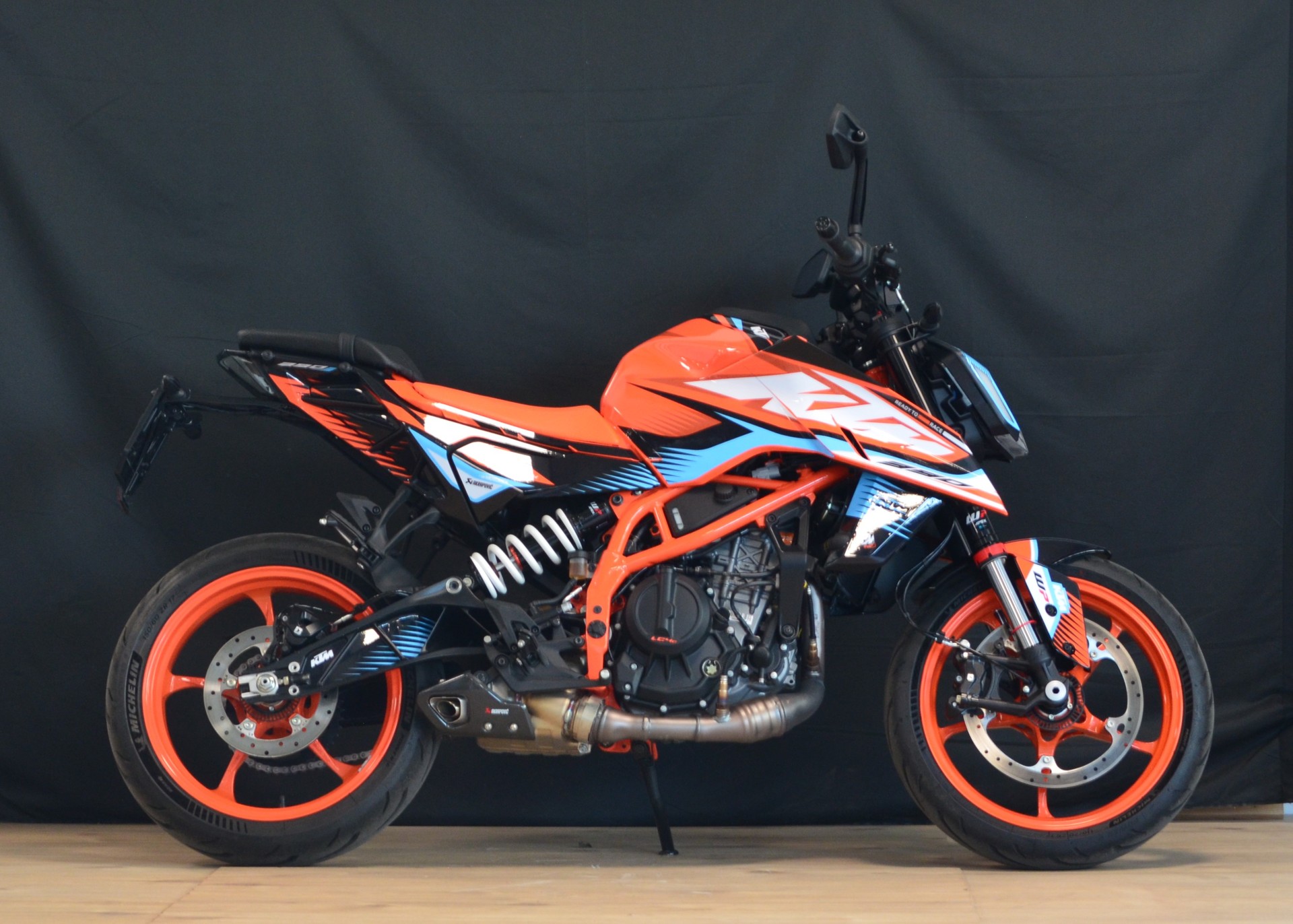 KTM 390 Duke-showroom-element-2