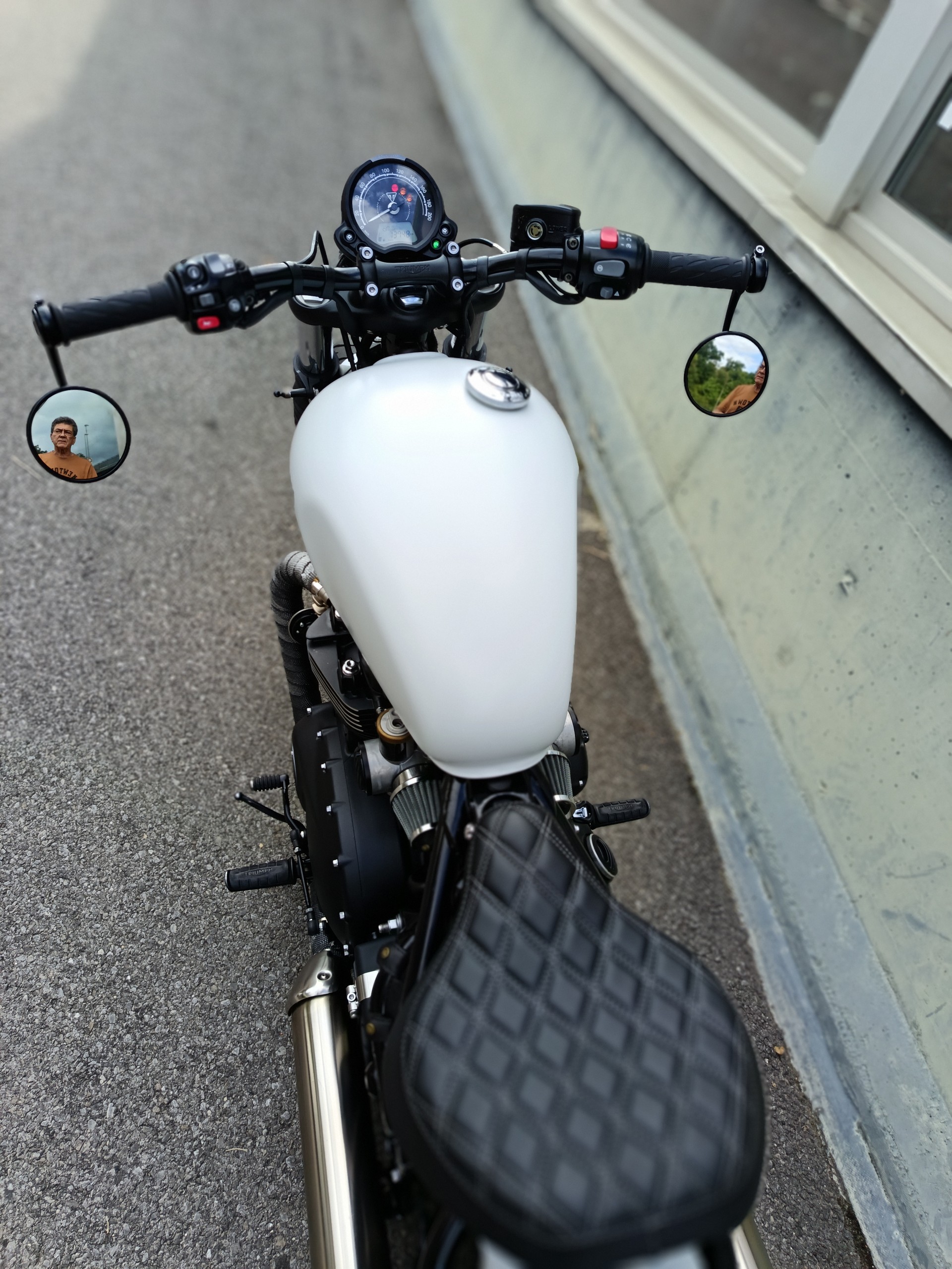 TRIUMPH Bonneville 1200 Bobber-image-5