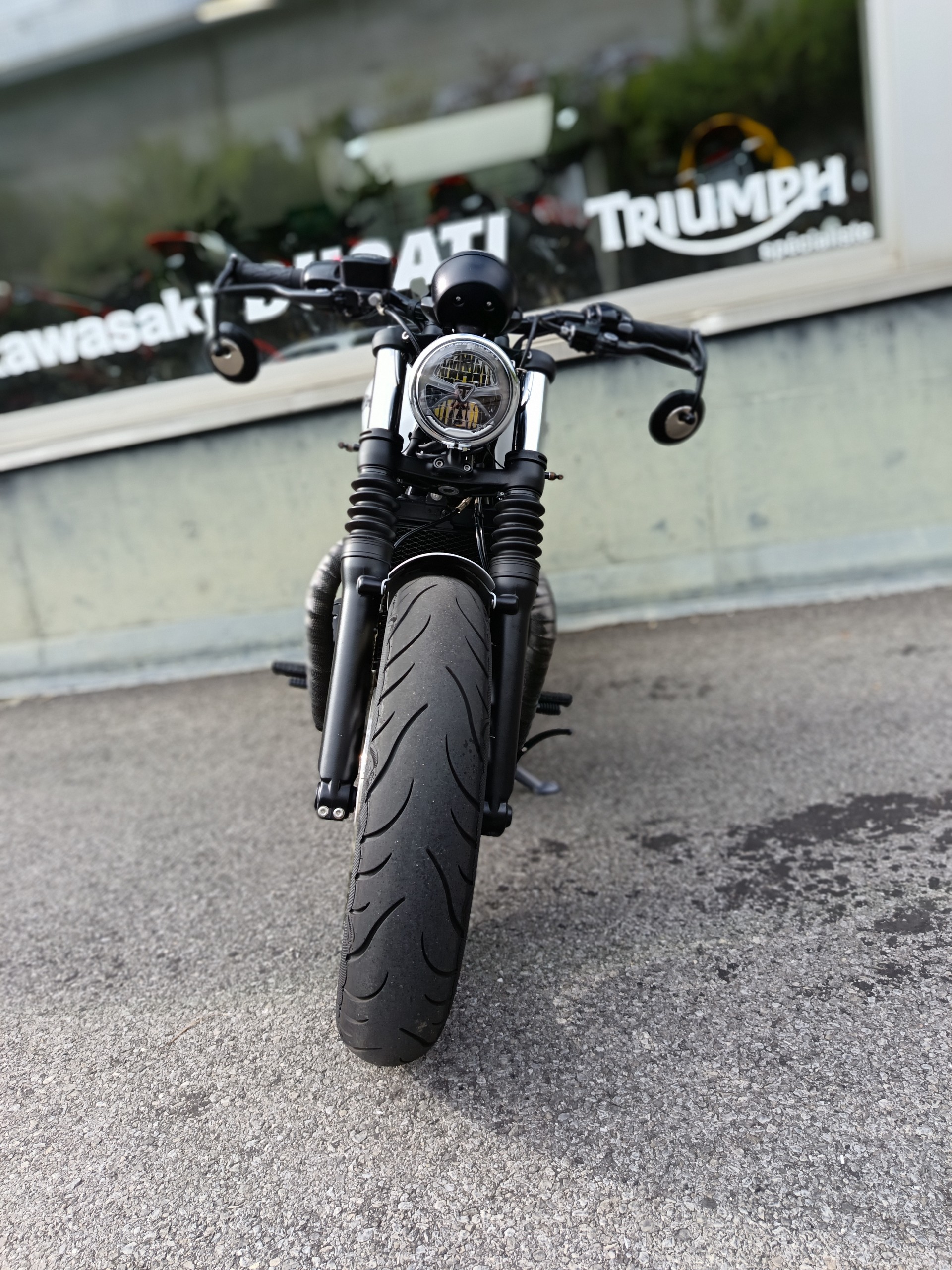 TRIUMPH Bonneville 1200 Bobber-image-3