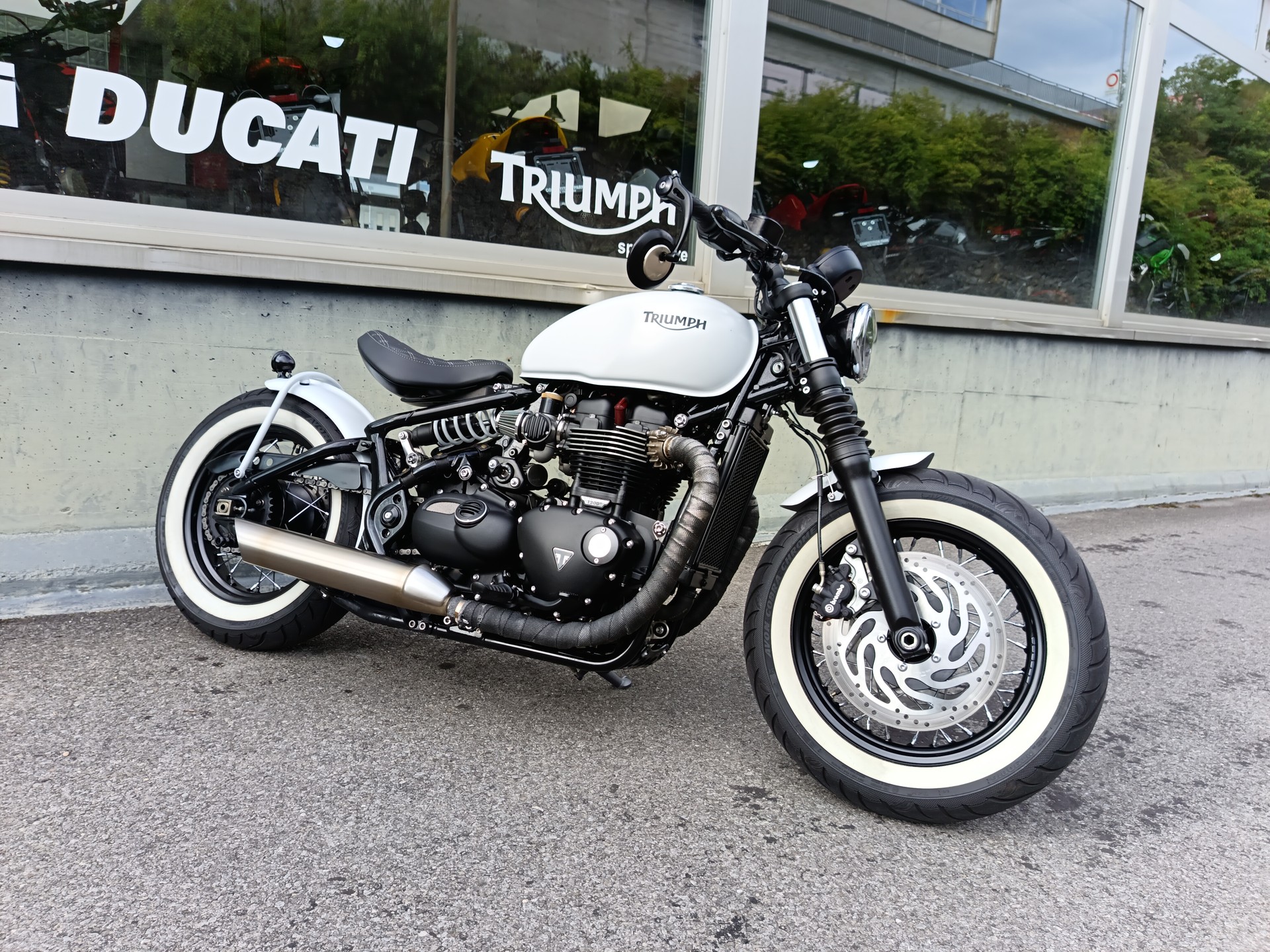 TRIUMPH Bonneville 1200 Bobber-image-2