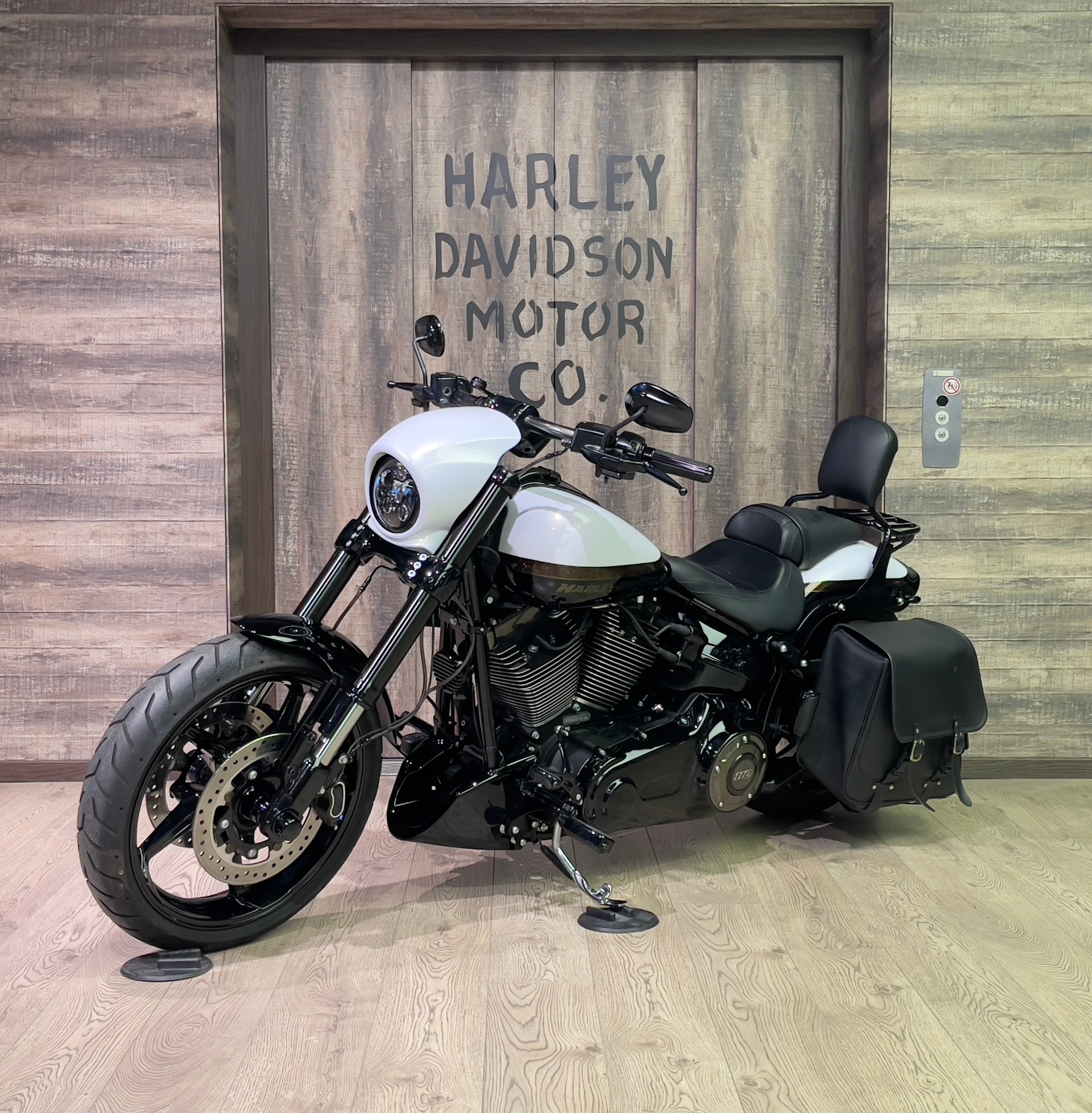 HARLEY-DAVIDSON FXSE Breakout Pro Street  CVO ABS-showroom-element-2