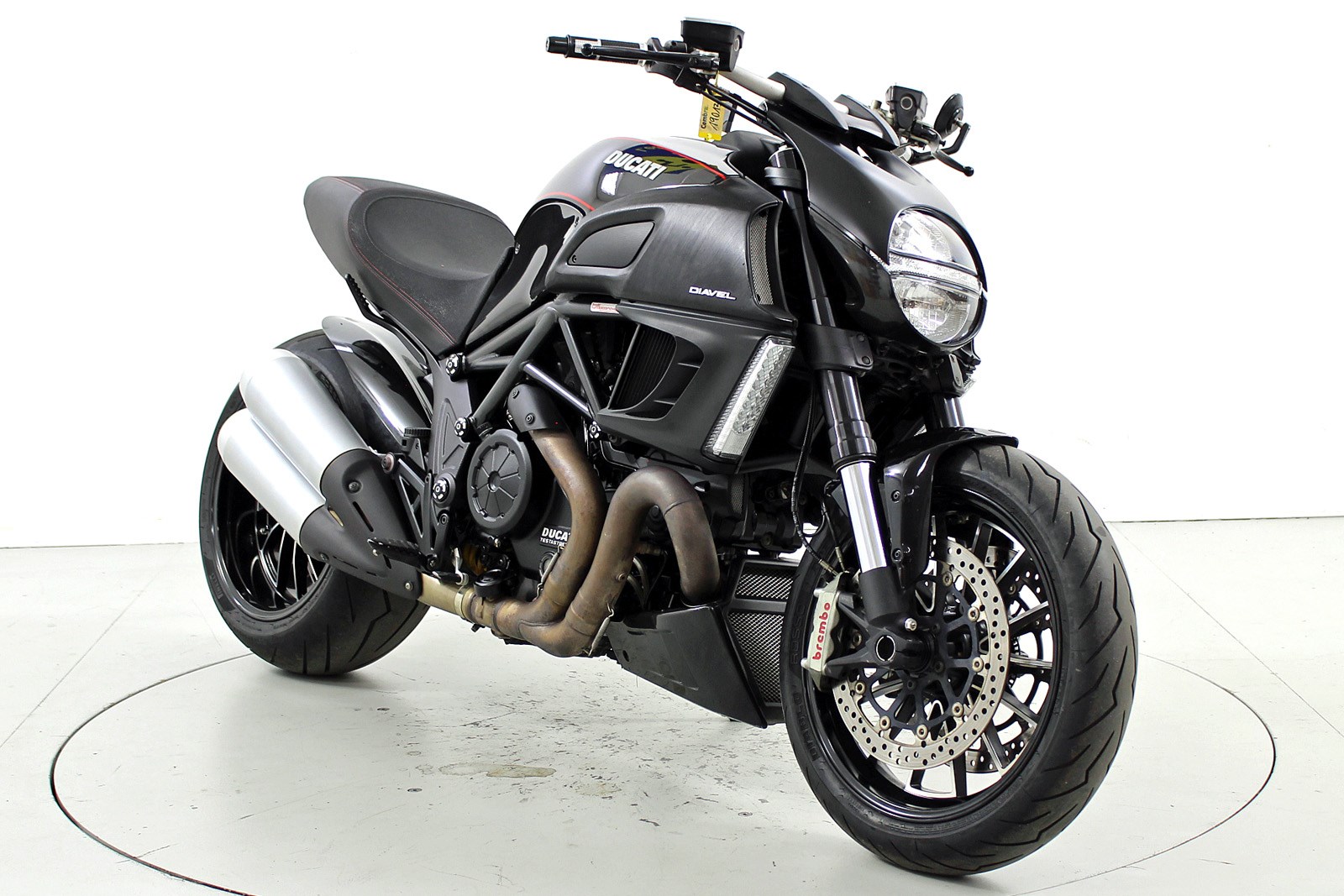 DUCATI Diavel-showroom-element-1