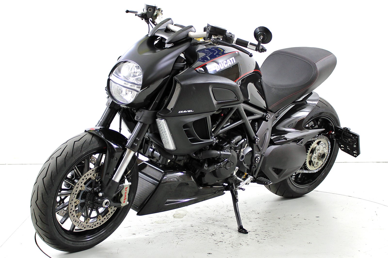 DUCATI Diavel-showroom-element-2