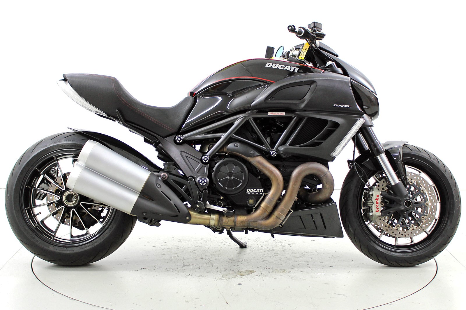 DUCATI Diavel-showroom-element-3