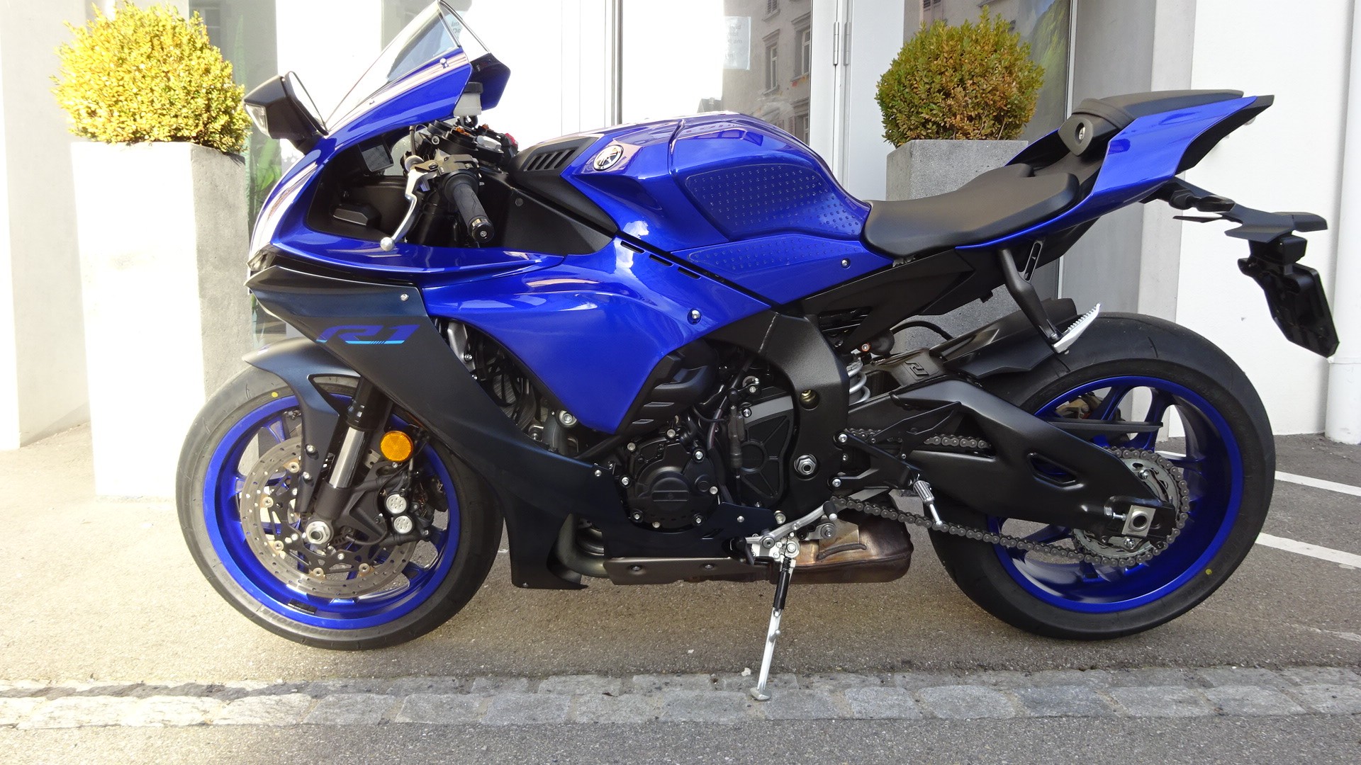 Yamaha r1 deals dealers near me