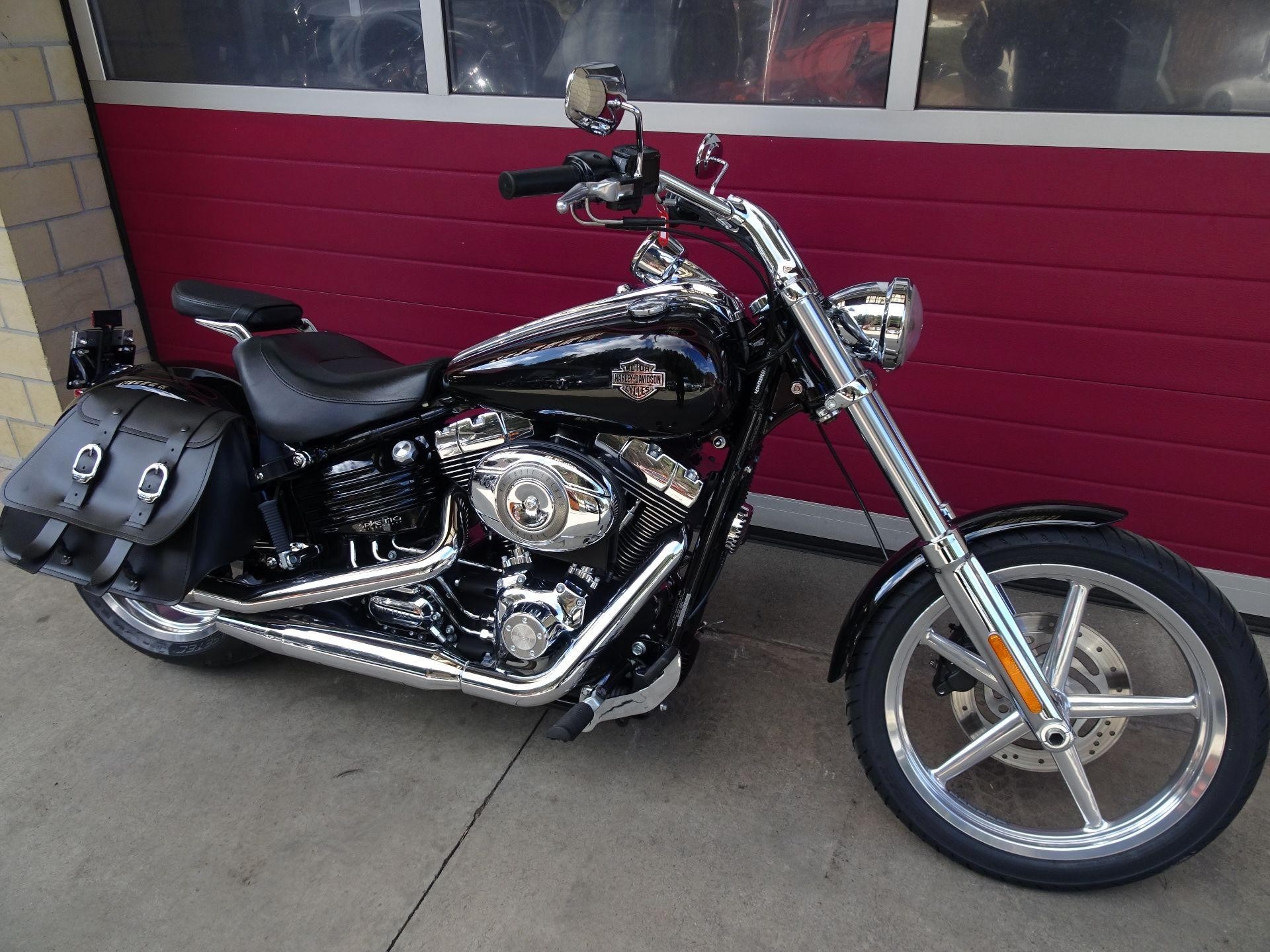 HARLEY-DAVIDSON FXCWC 1584 Softail Rocker C Mit Zubehör-showroom-element-1