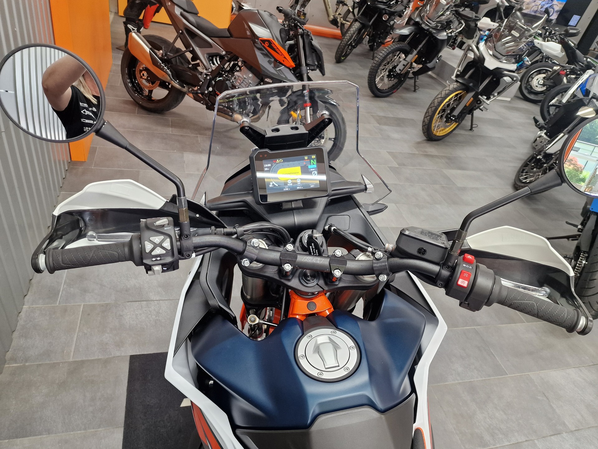KTM 890 Adventure-showroom-element-3