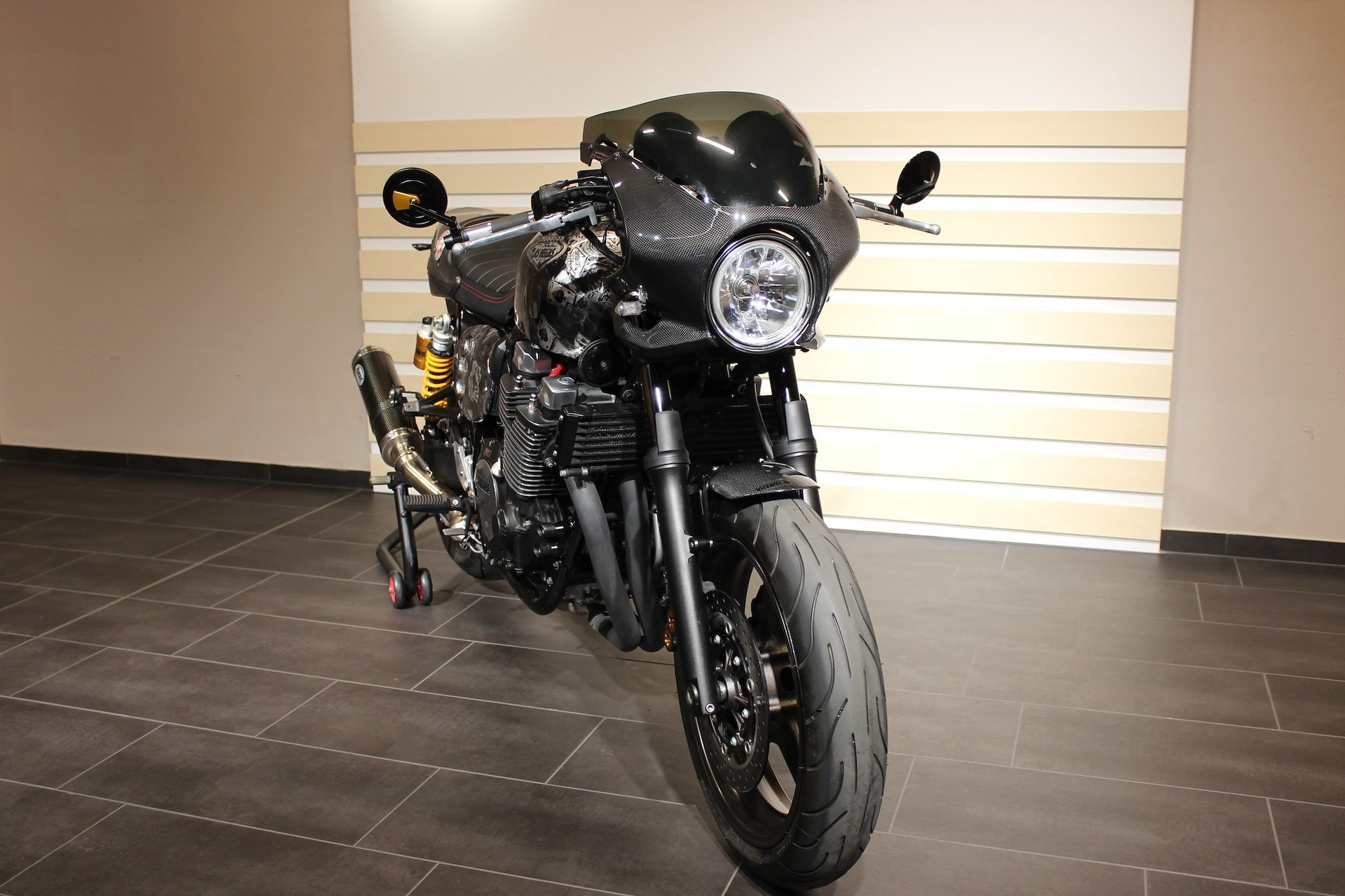 YAMAHA XJR 1300 Racer-showroom-element-3