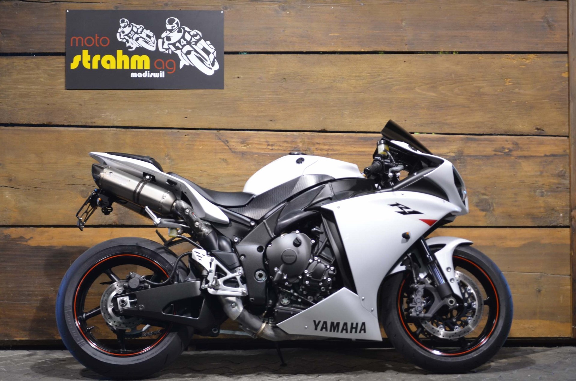 YAMAHA YZF-R1-showroom-element-1