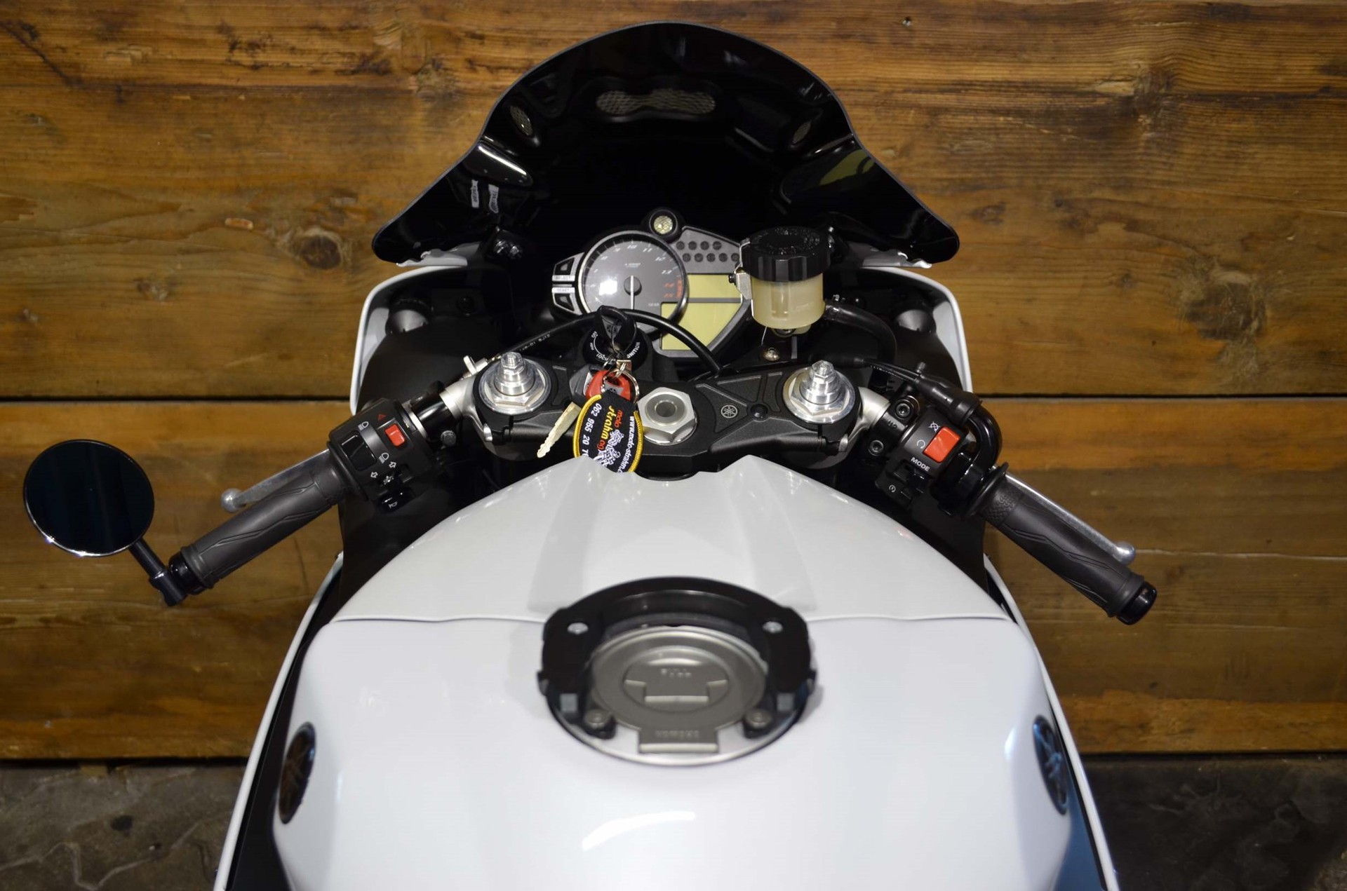 YAMAHA YZF-R1-showroom-element-2