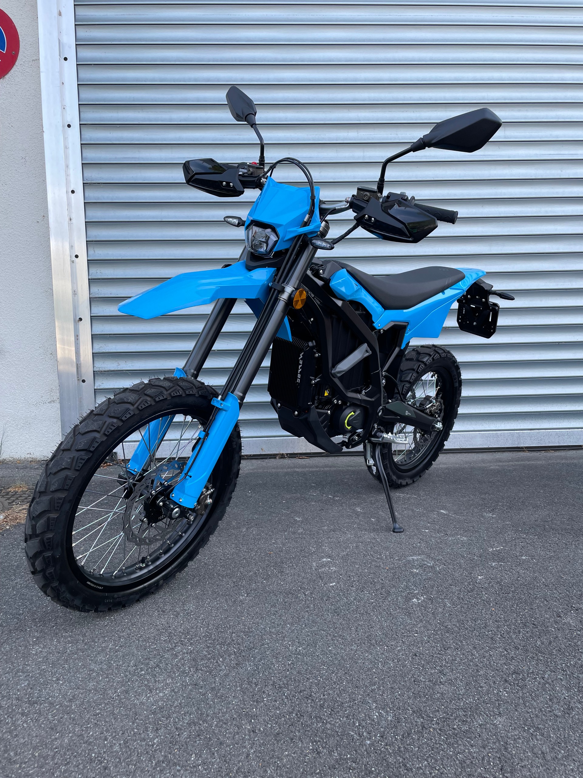 SUR-RON Ultra Bee + Blue-showroom-element-2