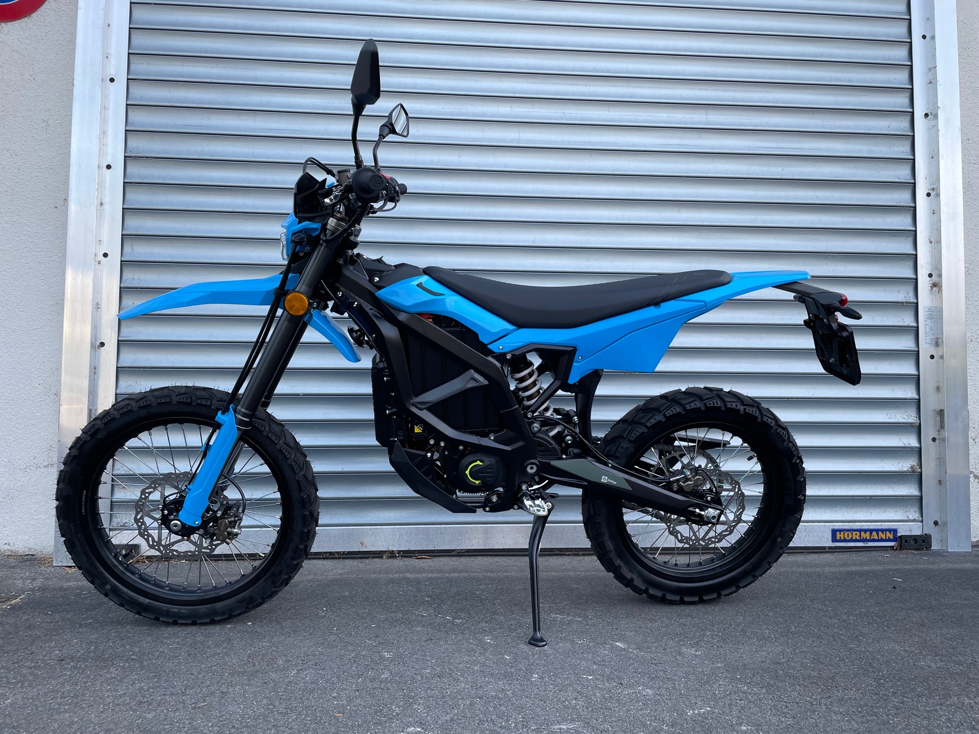 SUR-RON Ultra Bee + Blue-showroom-element-1