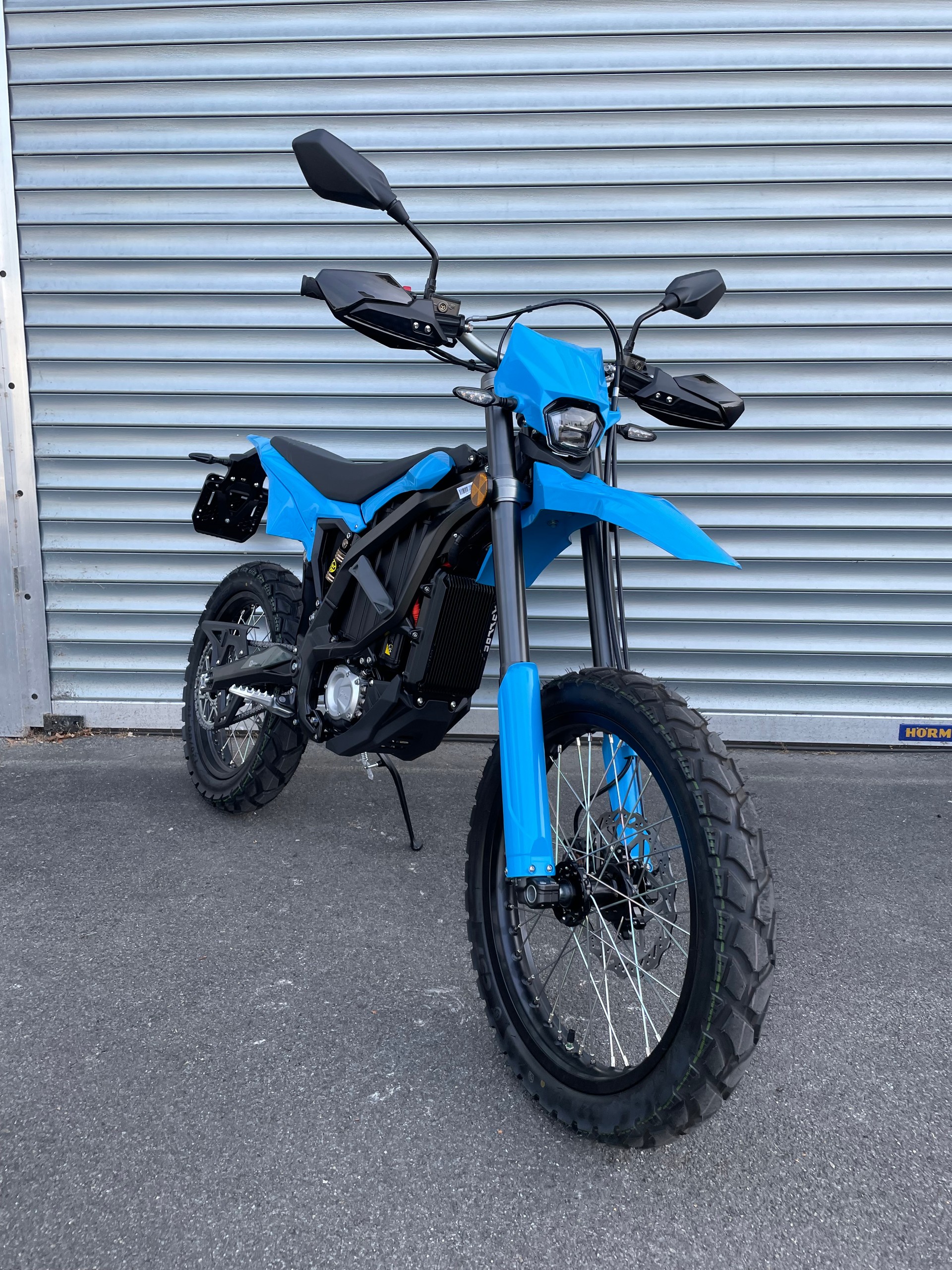 SUR-RON Ultra Bee + Blue-showroom-element-3