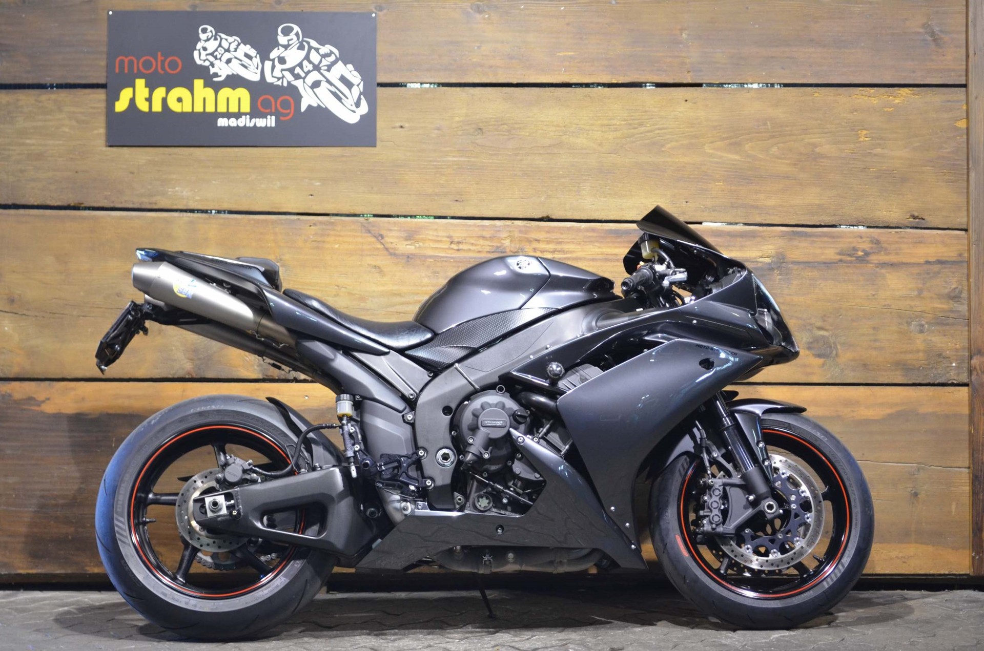 YAMAHA YZF-R1-showroom-element-1