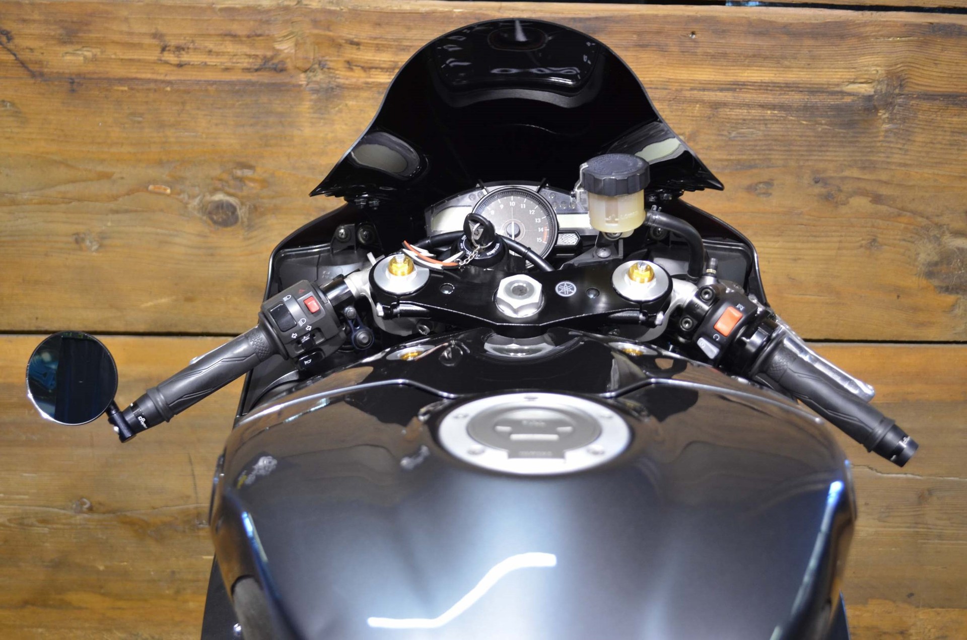 YAMAHA YZF-R1-showroom-element-2