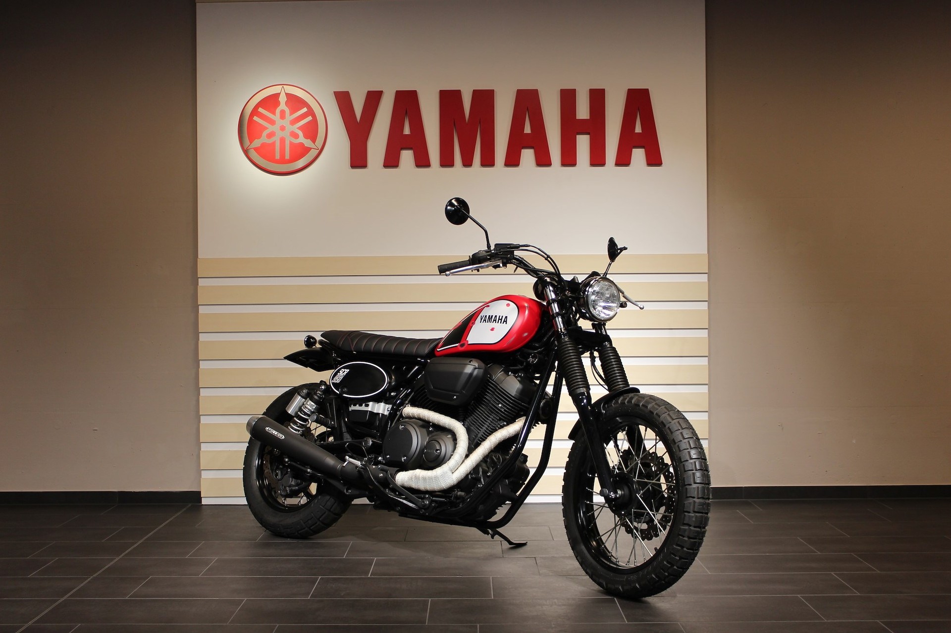 YAMAHA SCR 950 Spezial "Vintage" rot