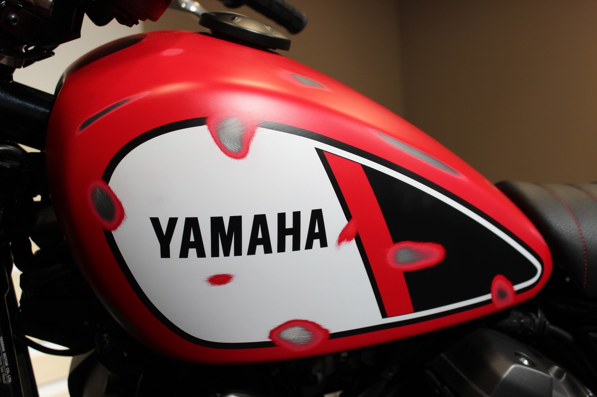 YAMAHA SCR 950 Spezial "Vintage" rot-showroom-element-1