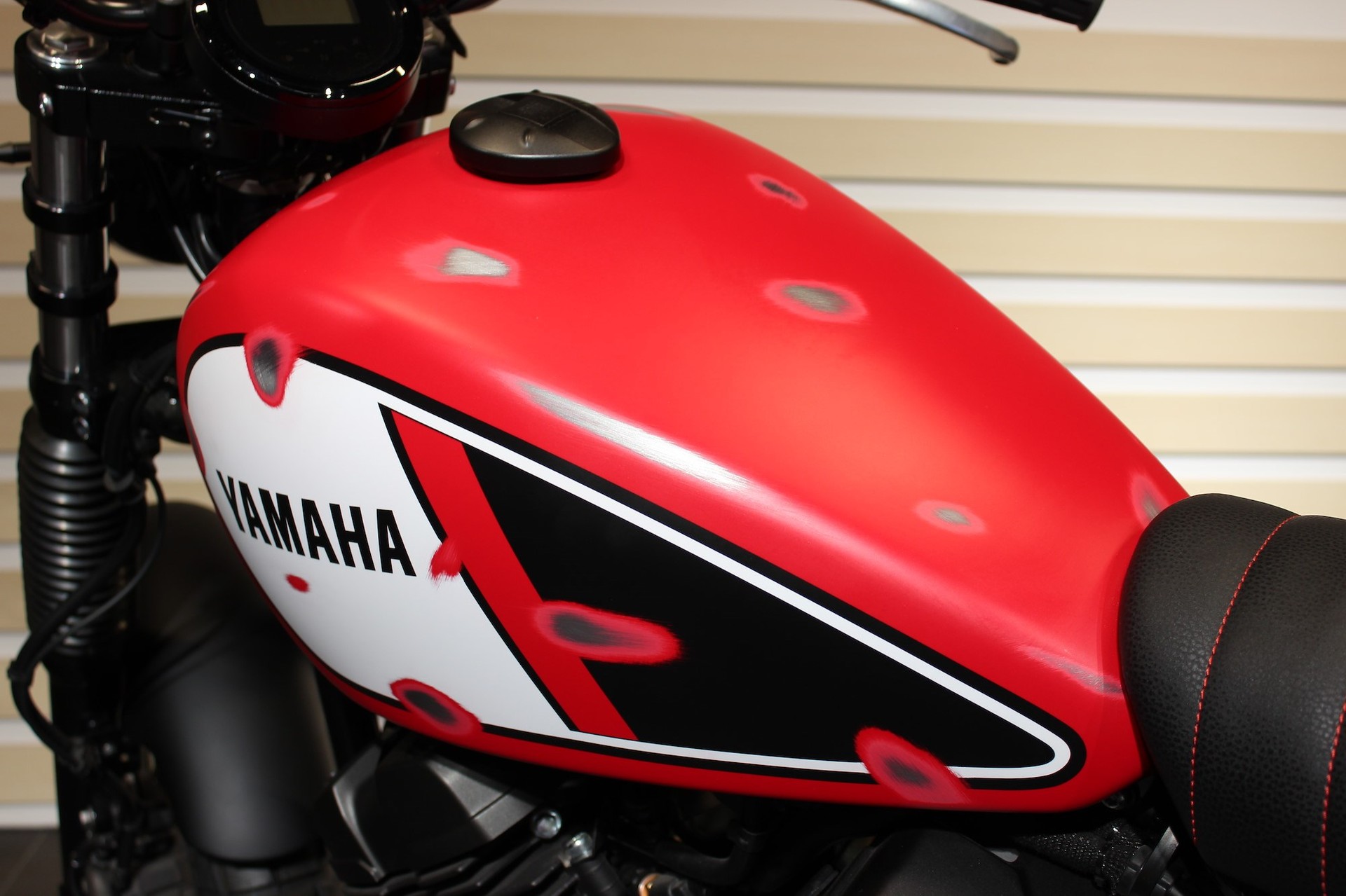 YAMAHA SCR 950 Spezial "Vintage" rot-showroom-element-2