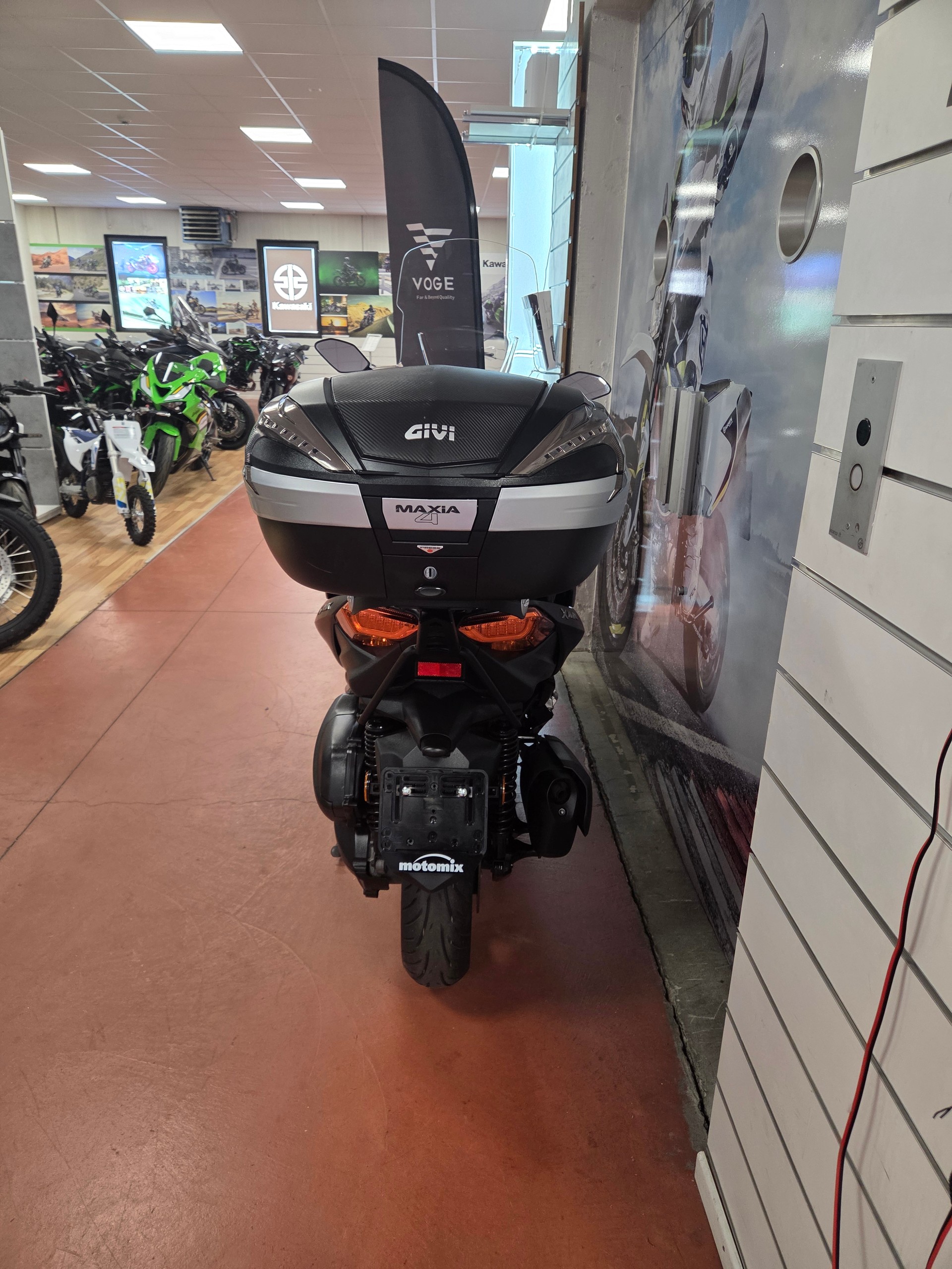 YAMAHA X-Max 300 Iron Max ABS-showroom-element-3