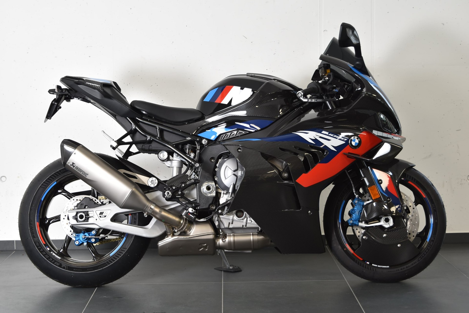 BMW M 1000 RR-showroom-element-2